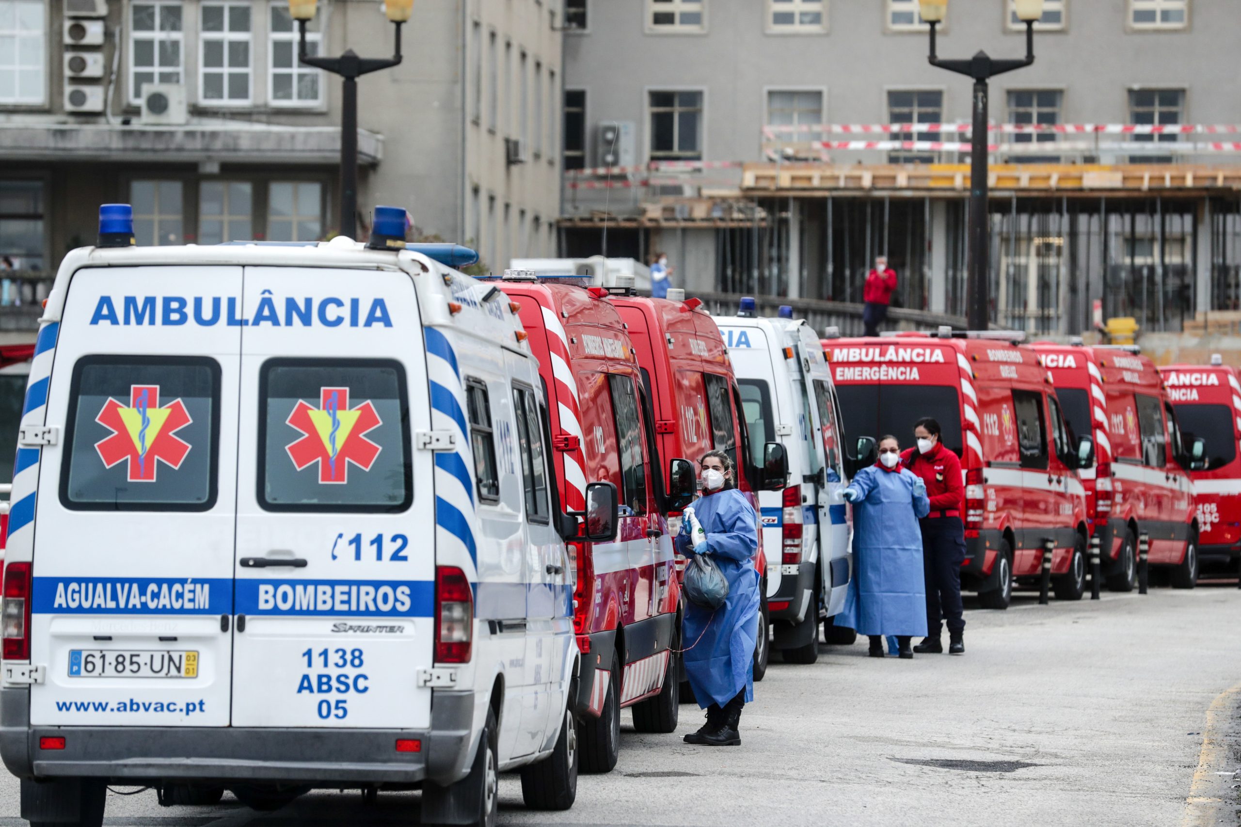 Covid-19: Hospital de Santa Maria com cerca de 60 doentes à espera de internamento
