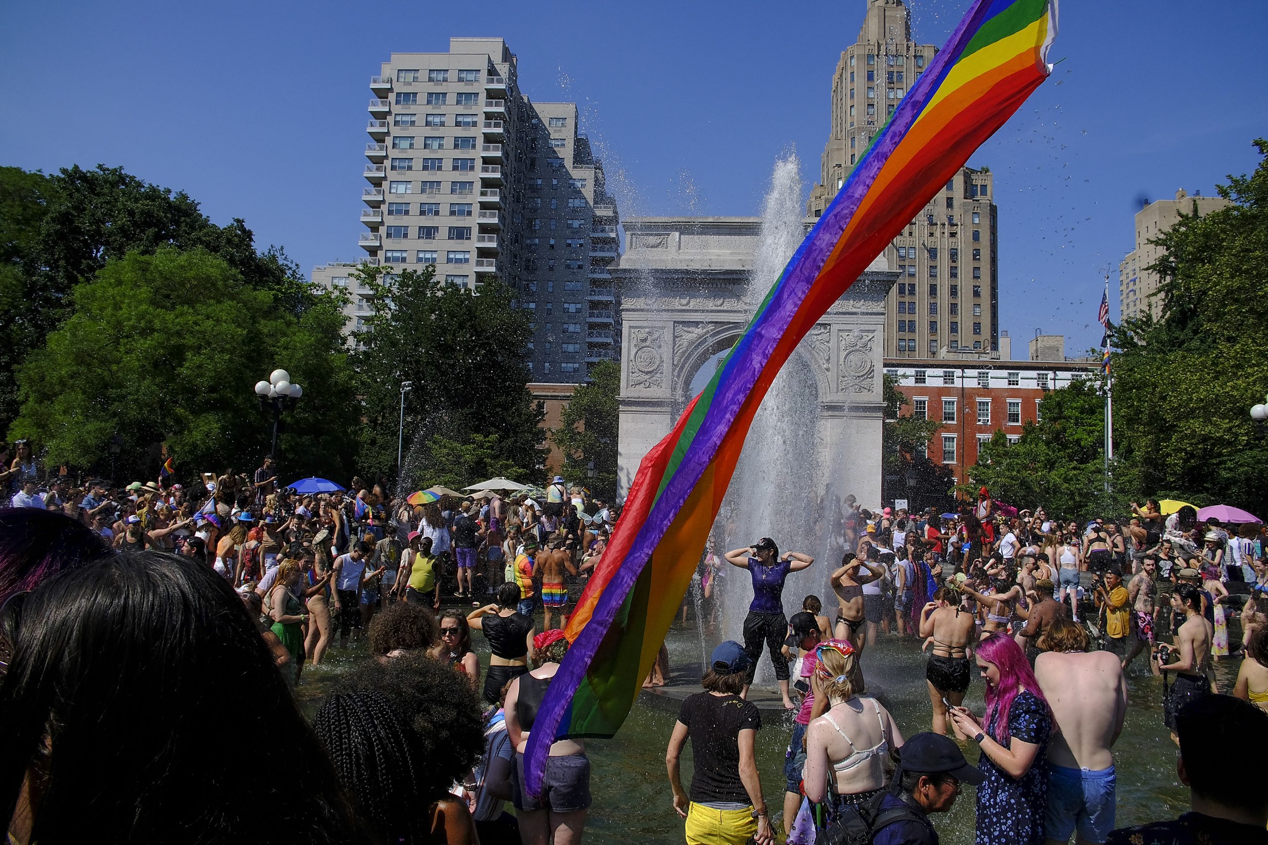 EUA: Tumulto no Desfile do Orgulho LGBTQIA+ em Nova Iorque após multidão confundir som de fogo de artifício com tiros