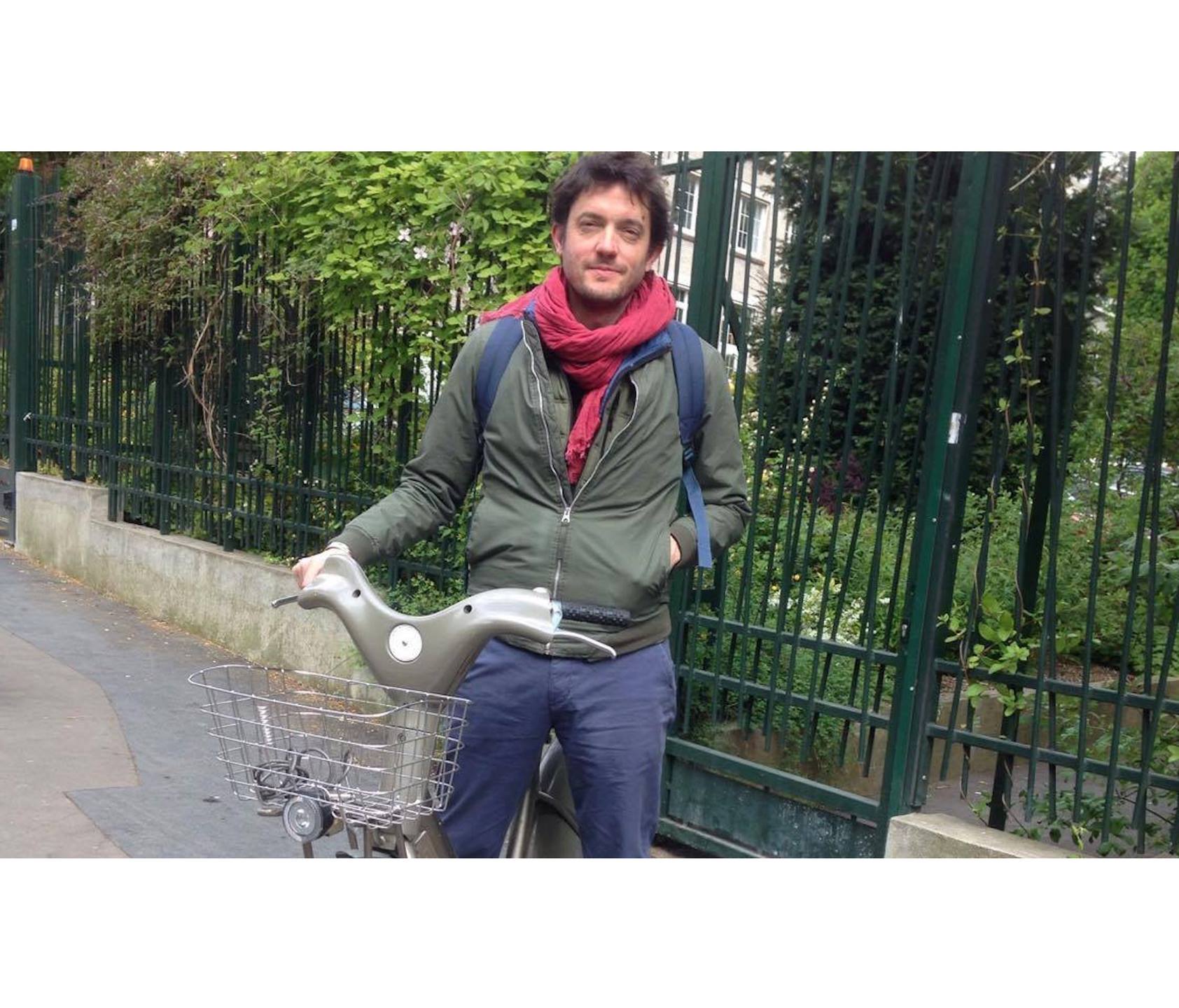 De bicicleta por Paris no dia em que a Europa está com os olhos postos em França