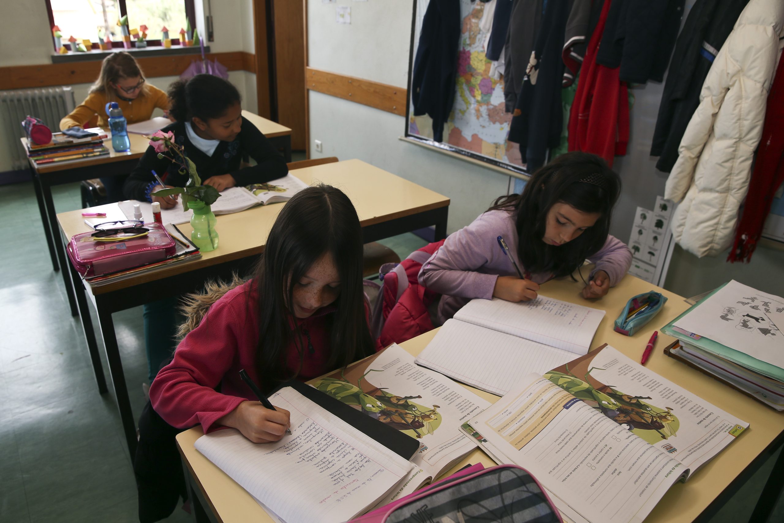 Contratos de emprego e inserção em escolas de Braga criticados pela oposição