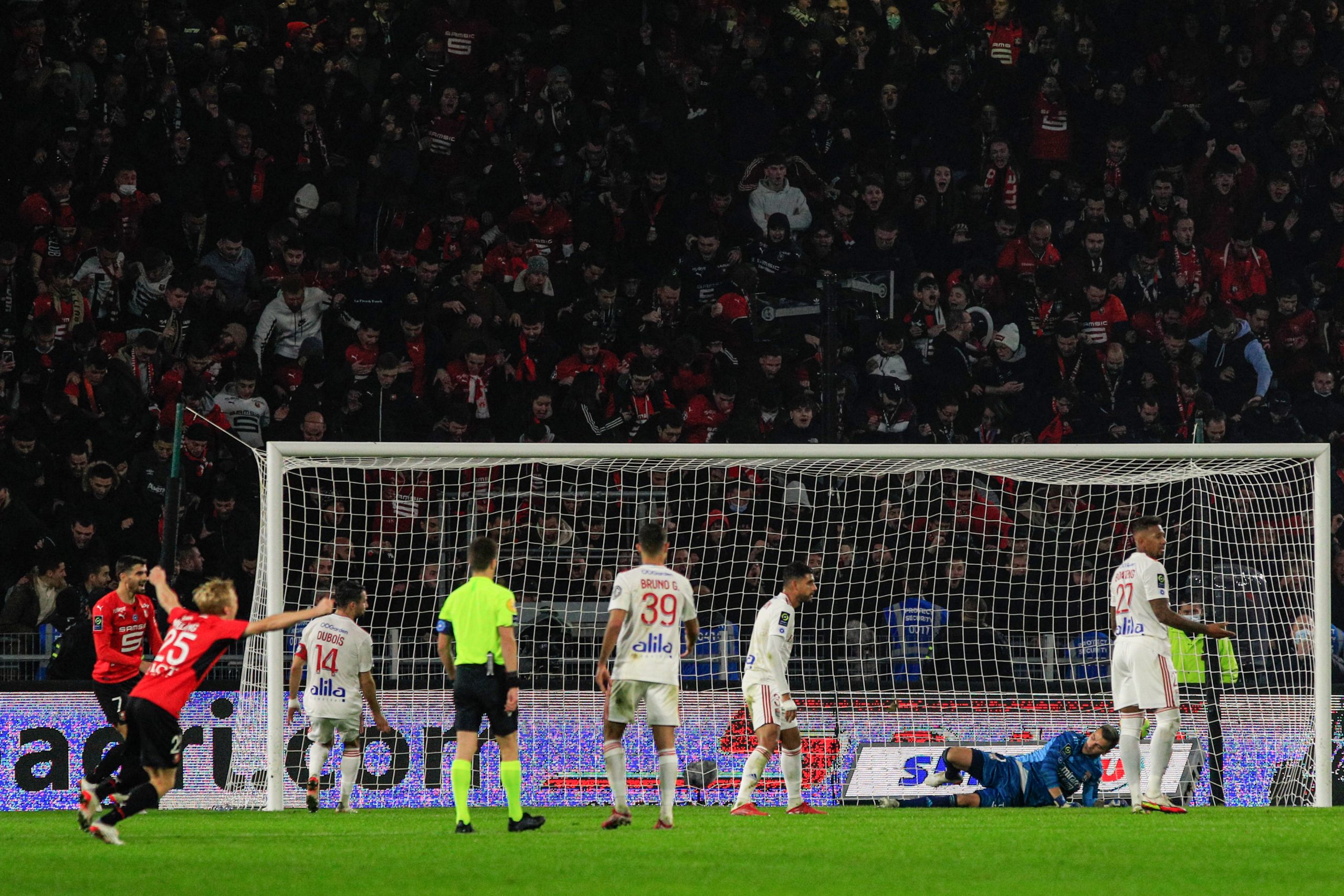 Rennes vence Lyon e aproveita deslizes de Nice e Marselha para se aproximar