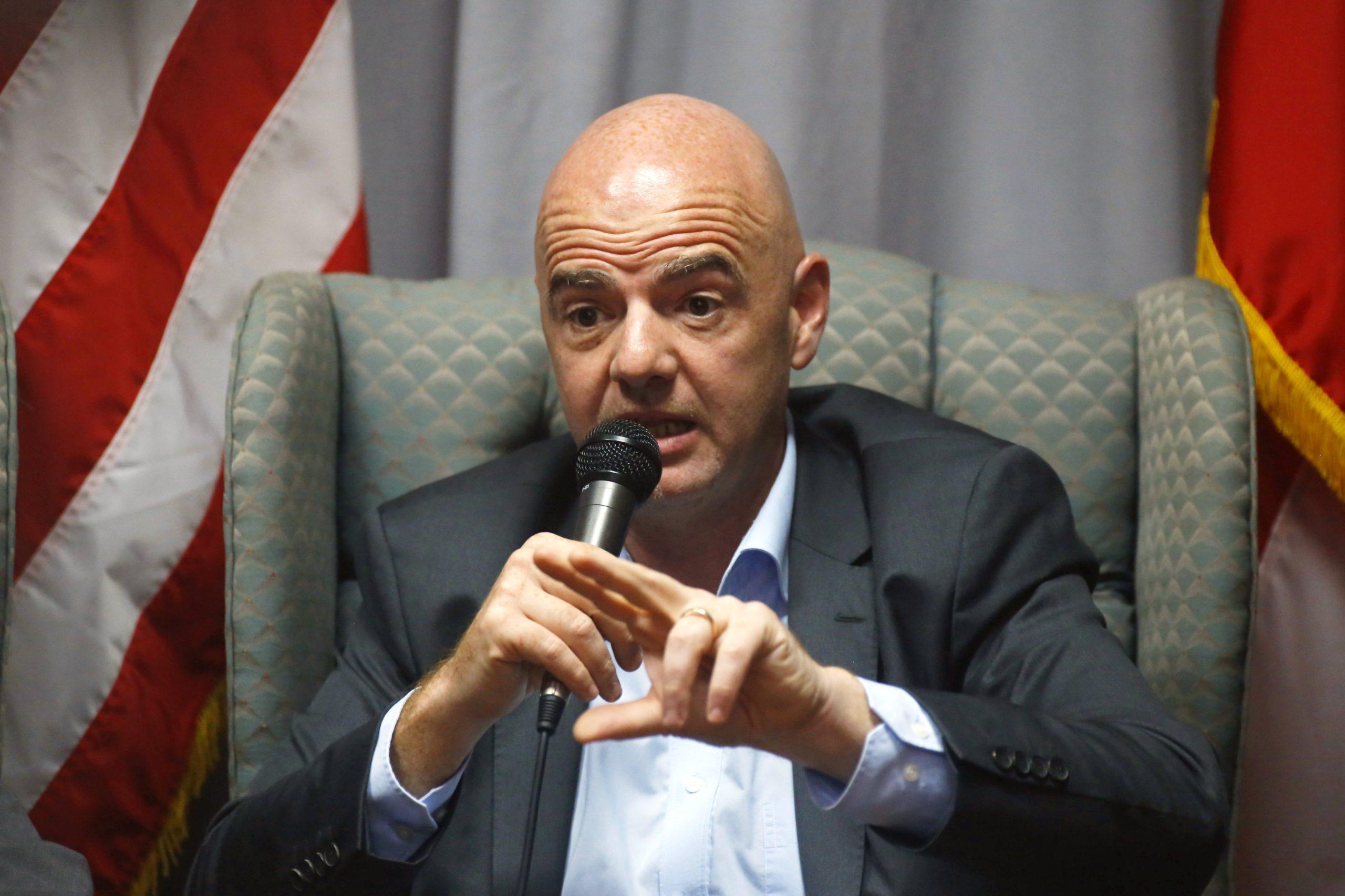 Presidente da FIFA lamenta que existam idiotas com atitudes racistas no futebol