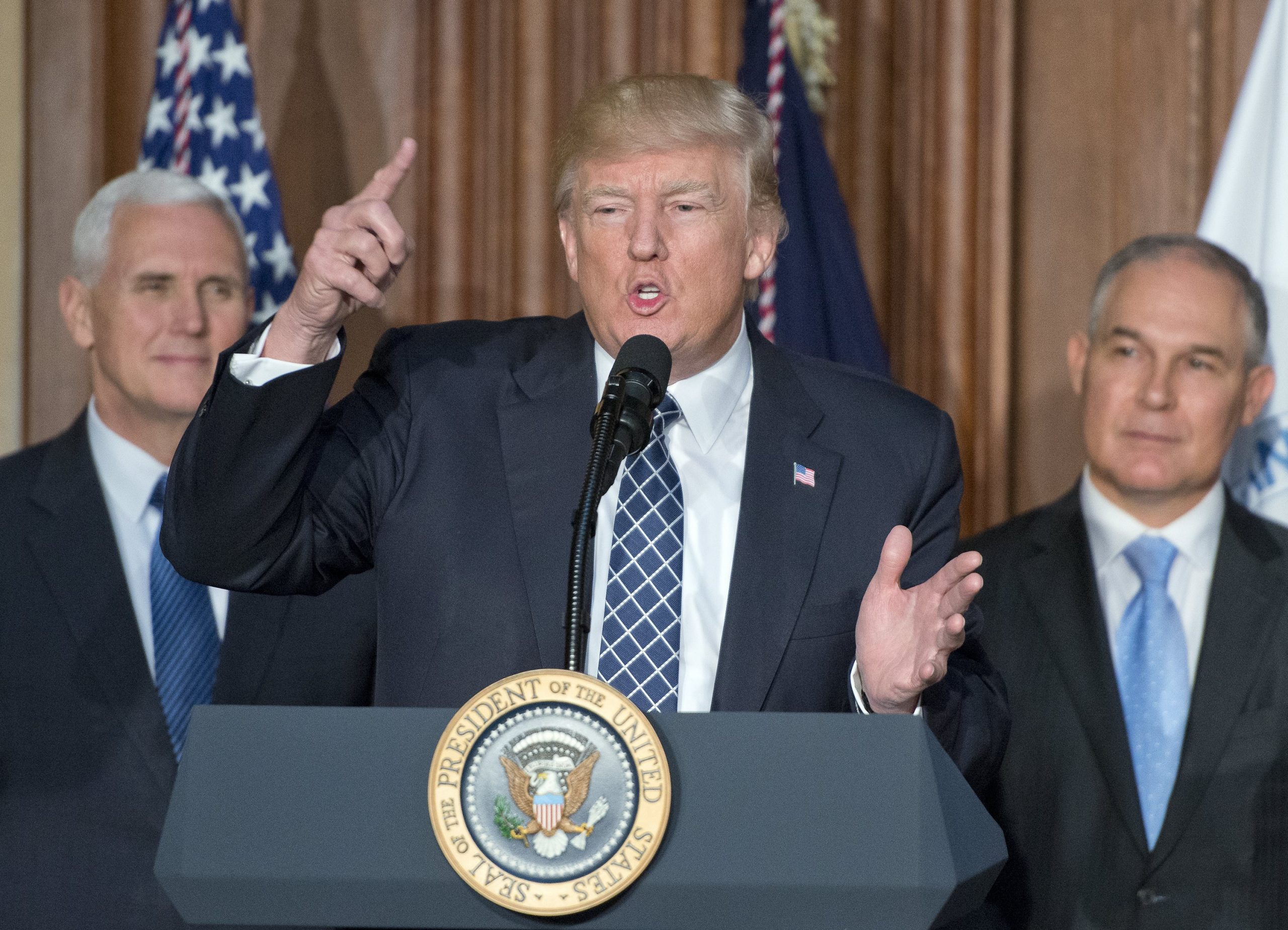 Trump propõe cortes orçamentais para pagar muro na fronteira com México