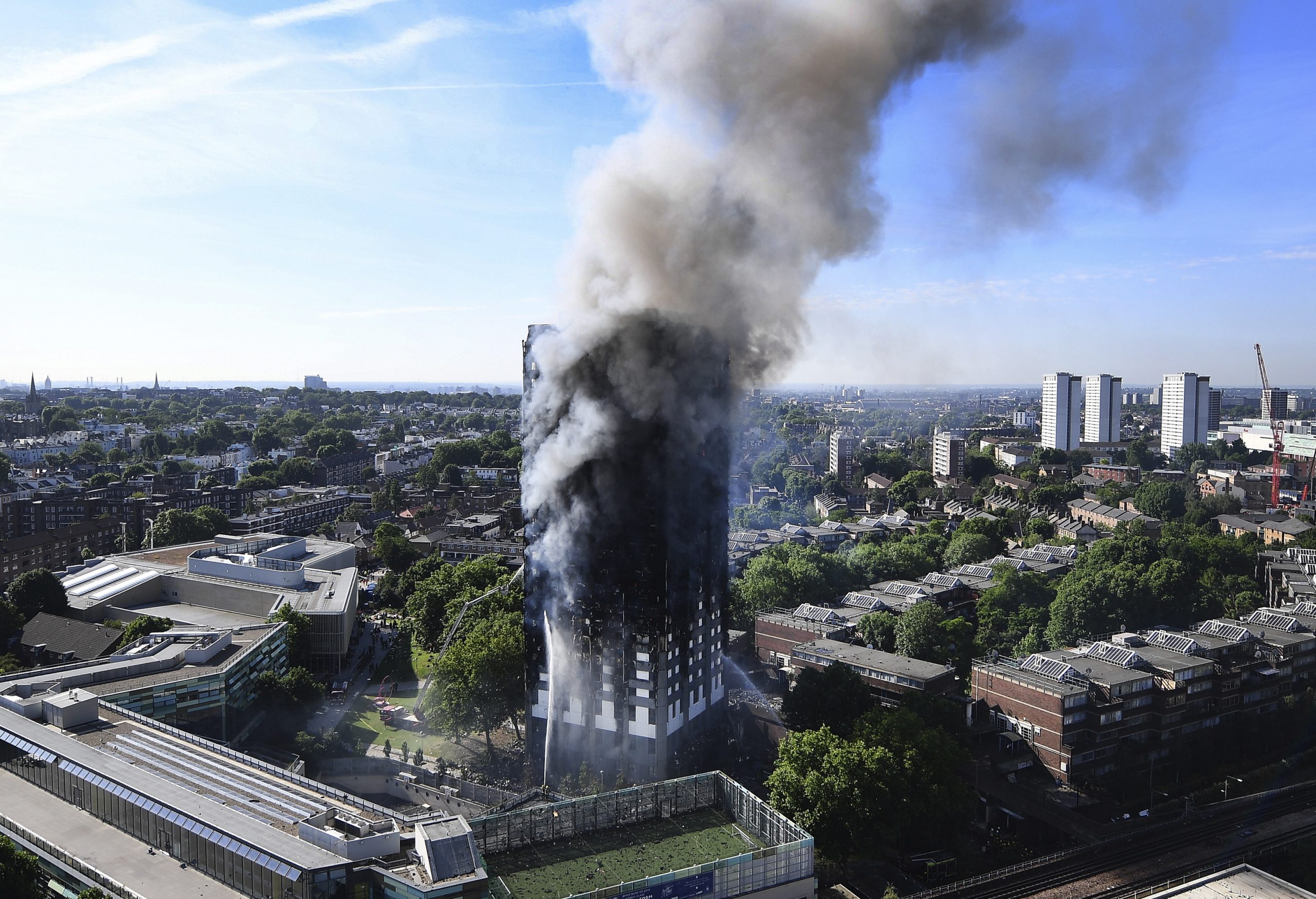 PM britânico pede desculpa pelo fogo na Torre de Grenfell que “nunca deveria ter acontecido”