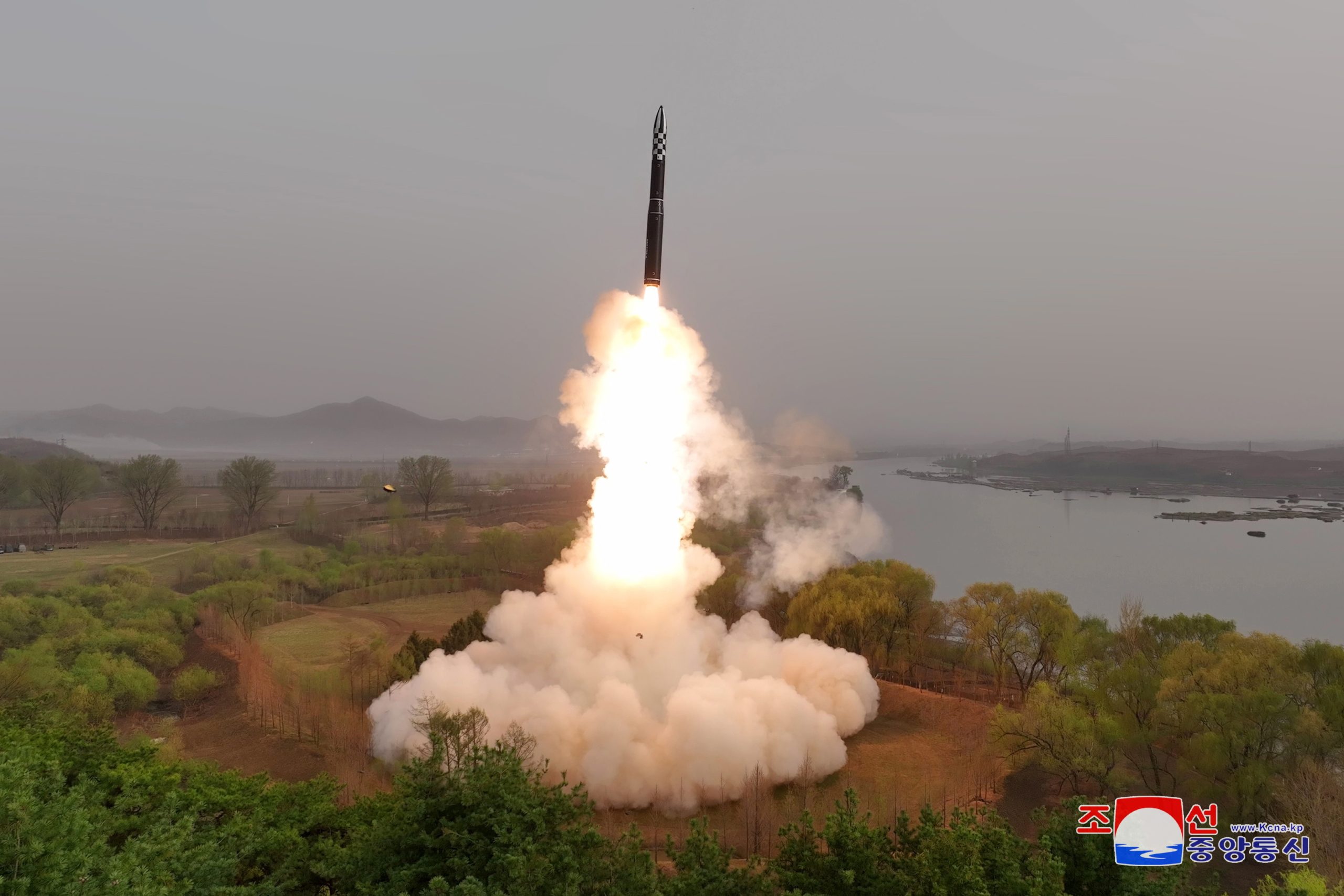 Coreia do Norte lança míssil balístico em direção ao Mar do Japão