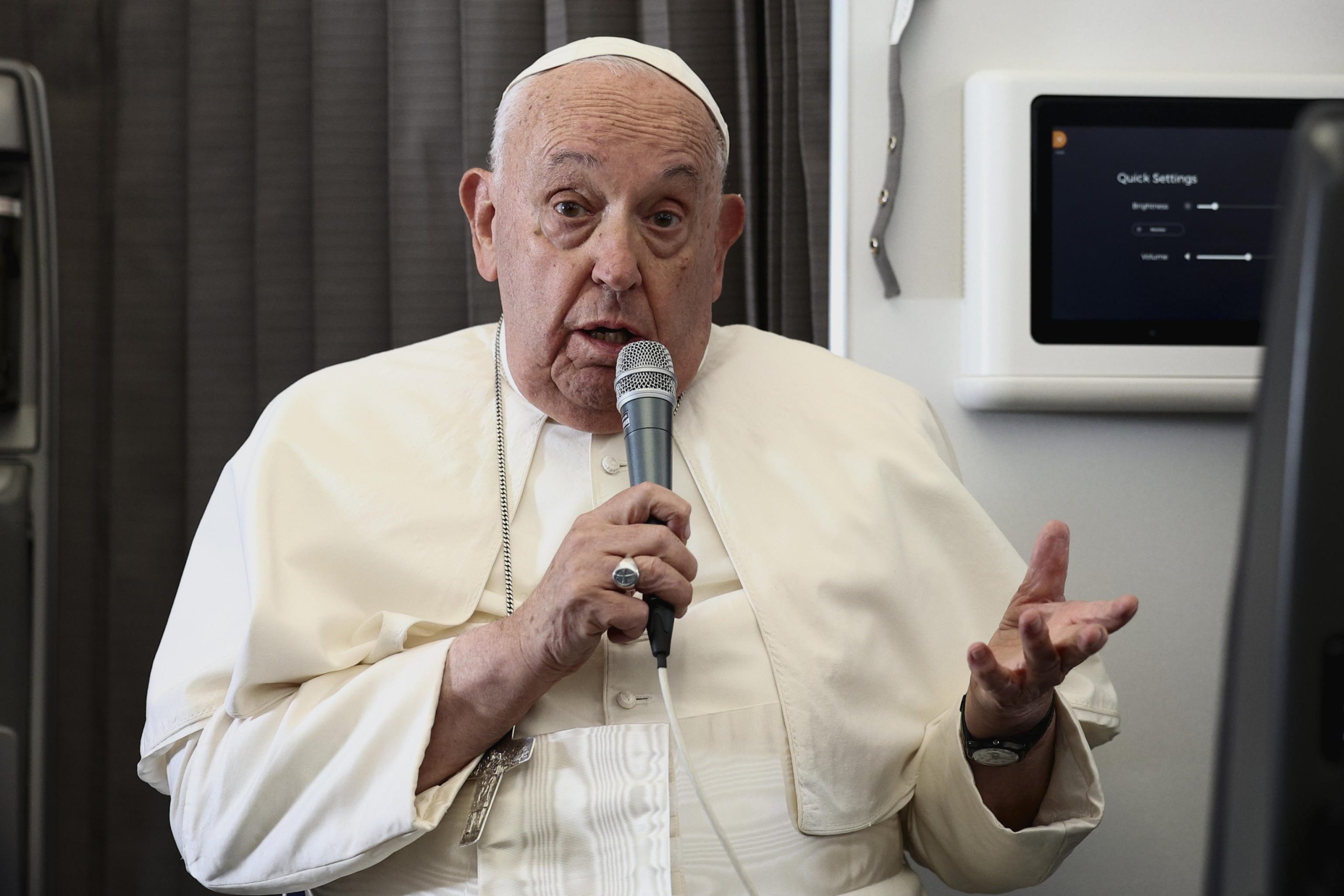 Papa critica Harris e Trump por aborto e migração e apela ao voto no “mal menor”