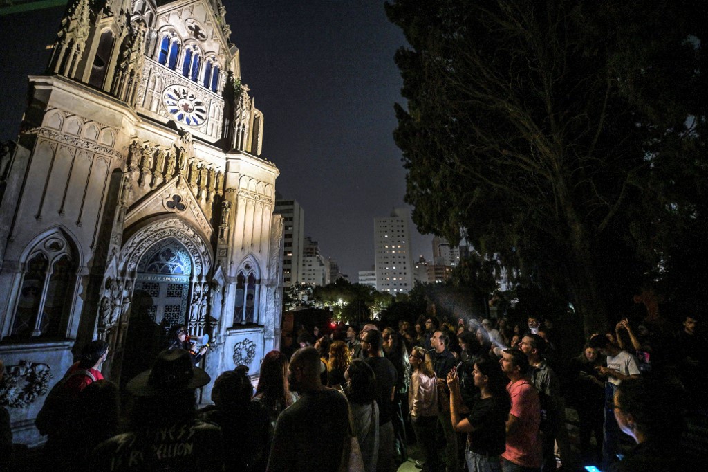 À noite, mais de 100 pessoas juntam-se no Cemitério da Consolação. E não há medo: é como visitar um museu