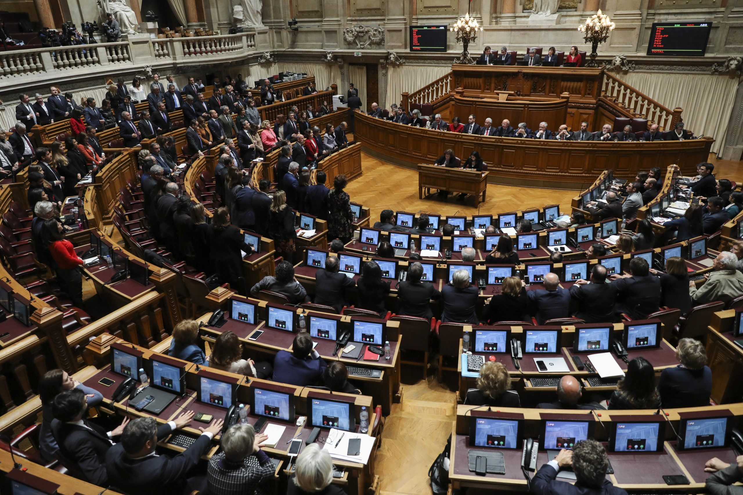 Deputados passam a ter de fazer “prova de efetividade” na Assembleia da República para receberem abono