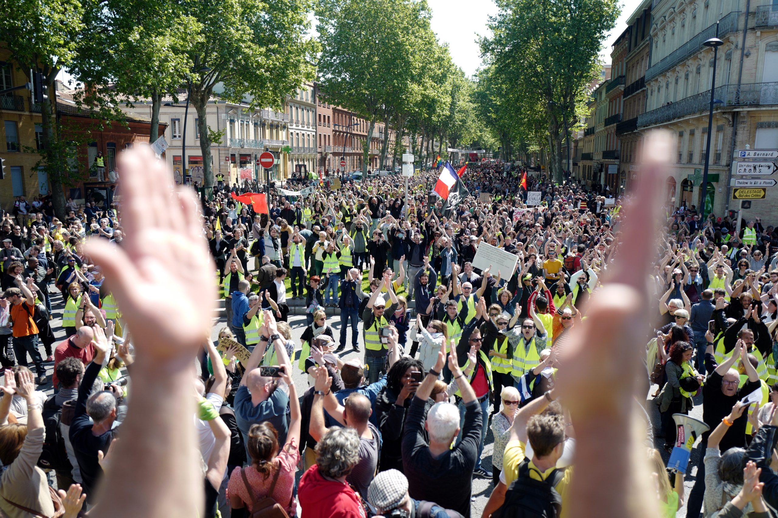 França. Movimento dos ‘coletes amarelos’ continua a diminuir com desorganização em Paris