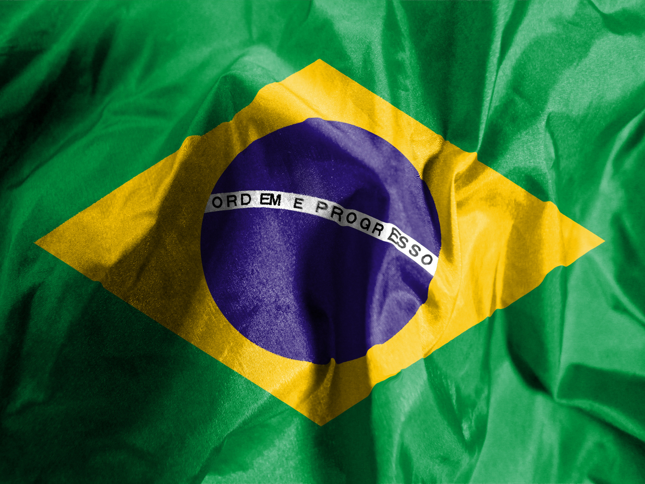 Pelo menos cinco mortos e 26 feridos em colisão de autocarro no Brasil