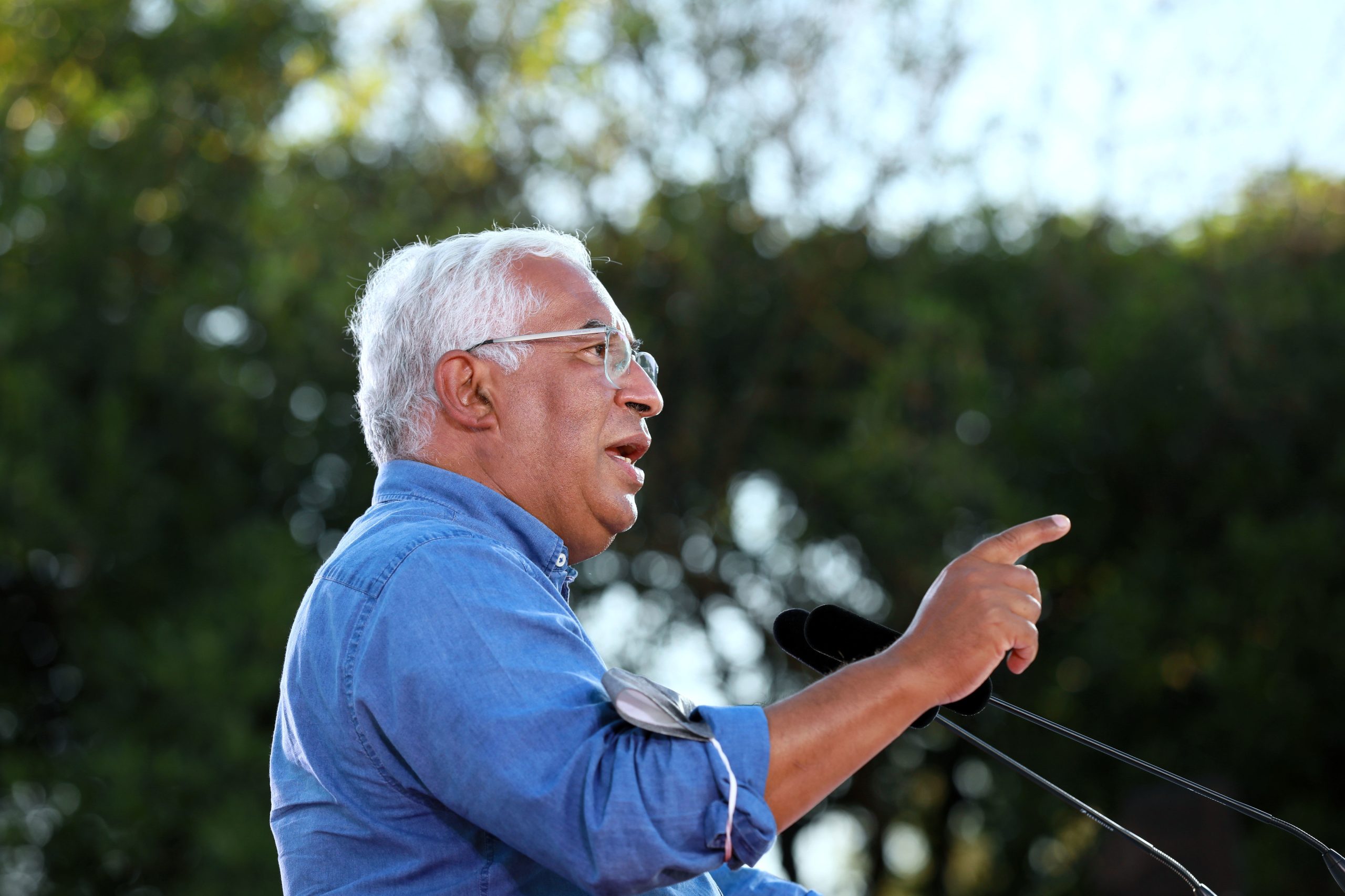 António Costa mostra Portugal disponível para auxiliar após erupção de vulcão nas Canárias