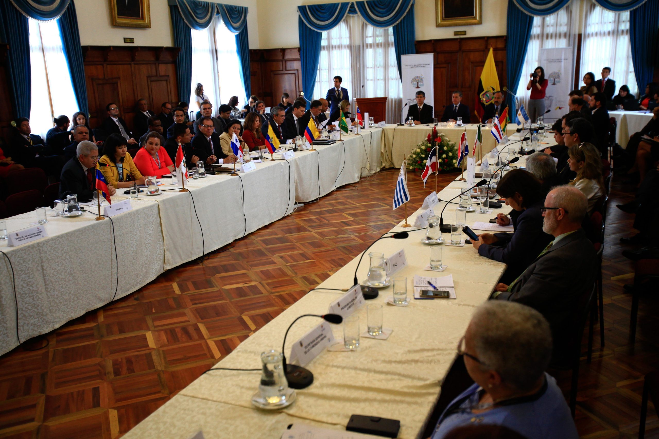 Países reunidos em Quito vão continuar a “acolher de braços abertos” migrantes venezuelanos