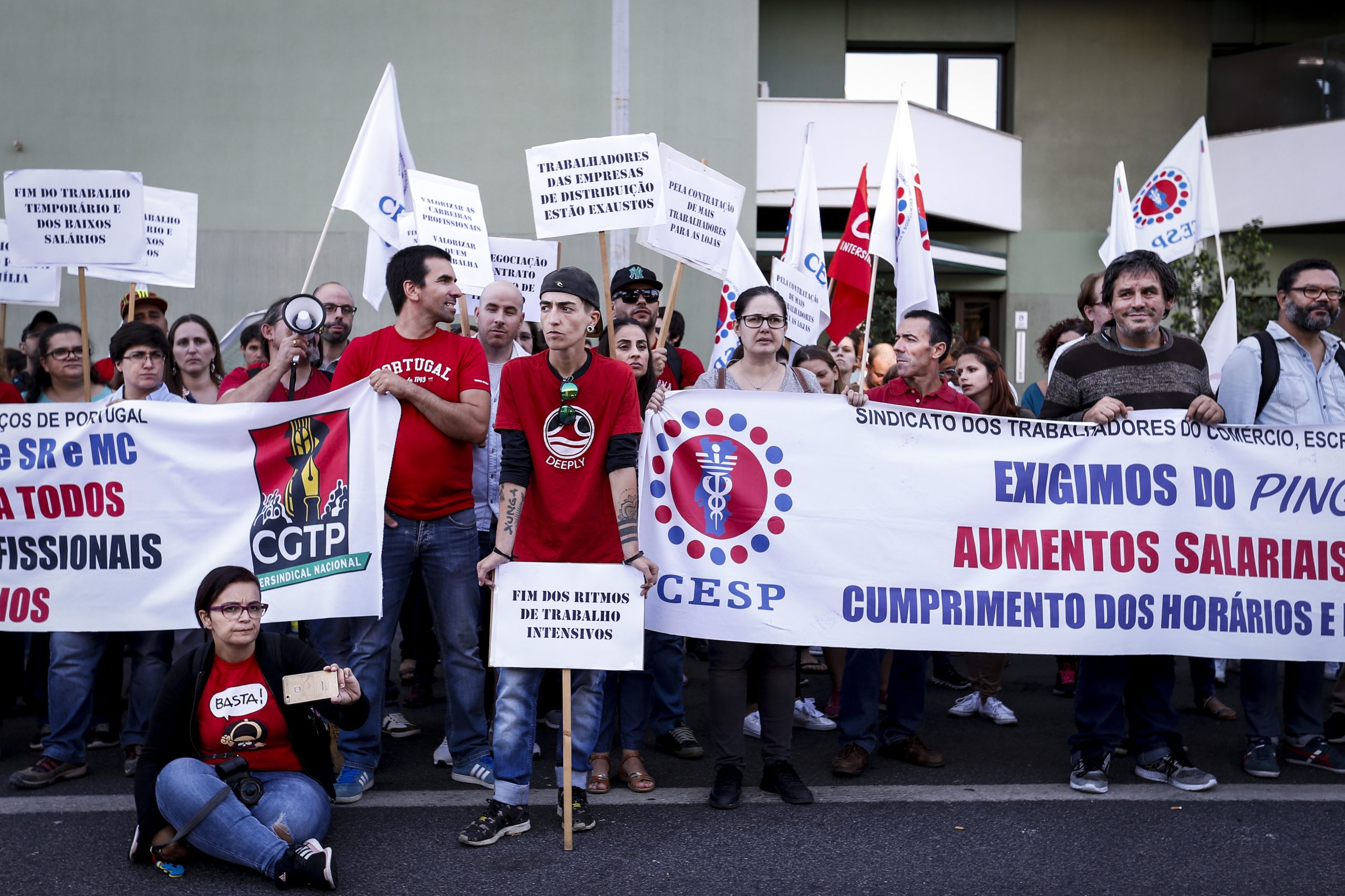Sindicato afirma “grande adesão” à greve dos trabalhadores de lojas, super e hipermercados