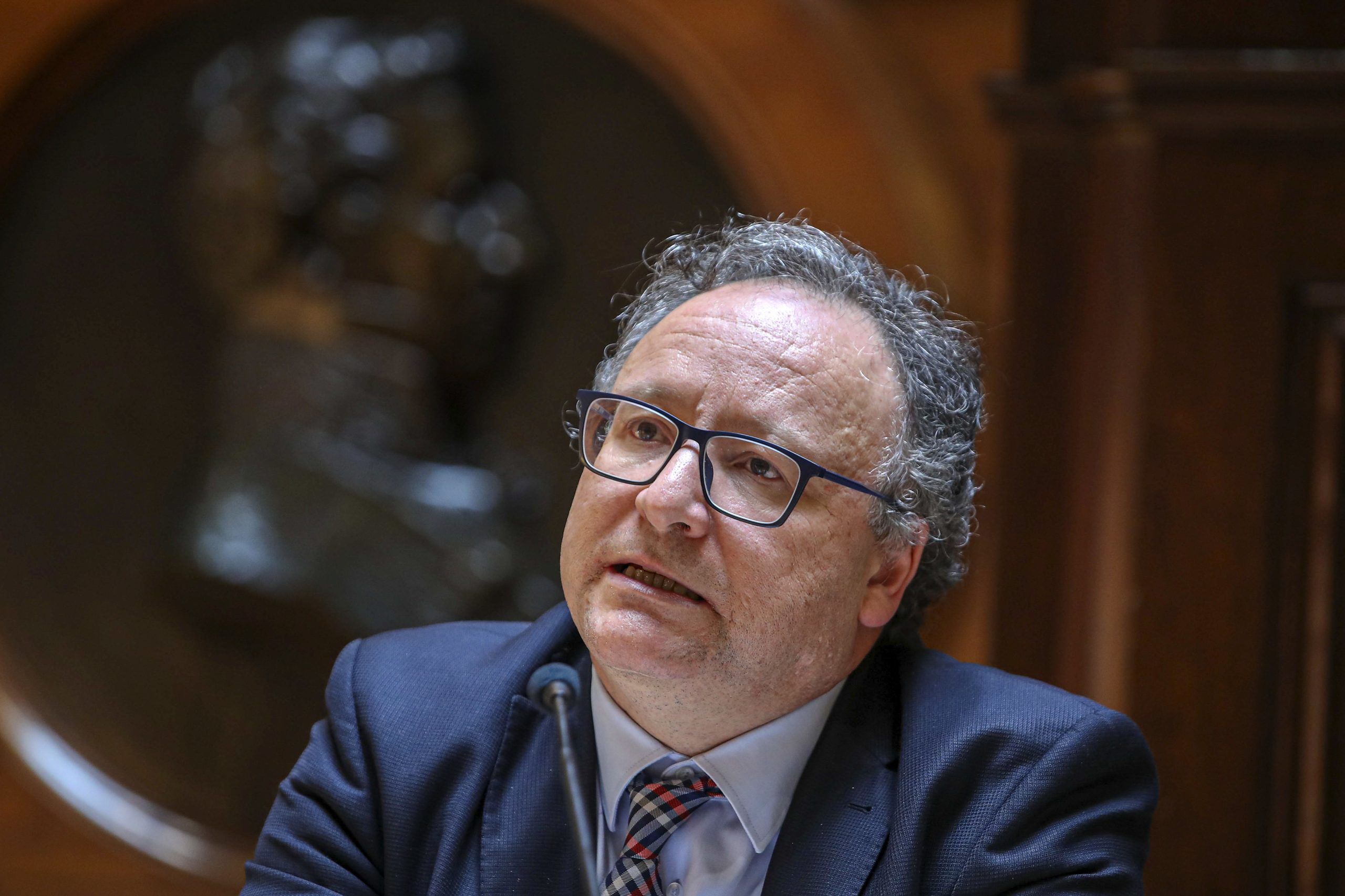Assis desafia PS a apresentar moção censura se Governo não avançar com moção de confiança
