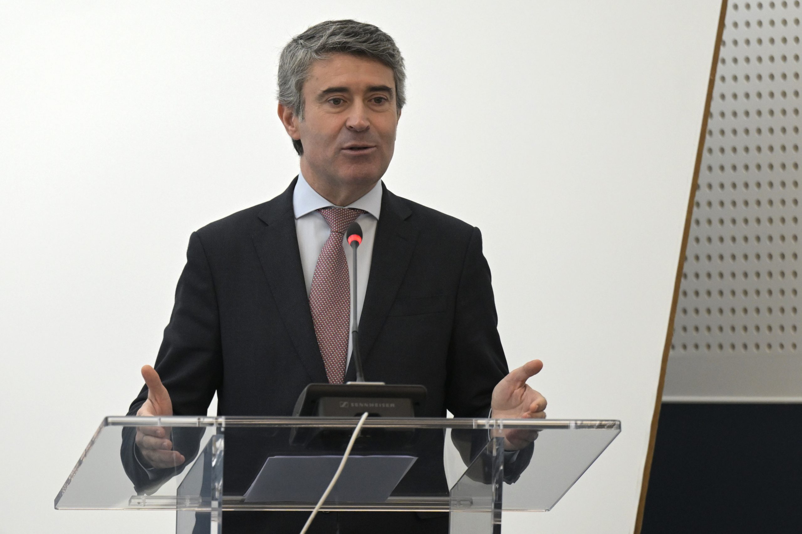 MAI admite que “entidades exteriores” tentam “capturar vagas” de atendimento no SEF