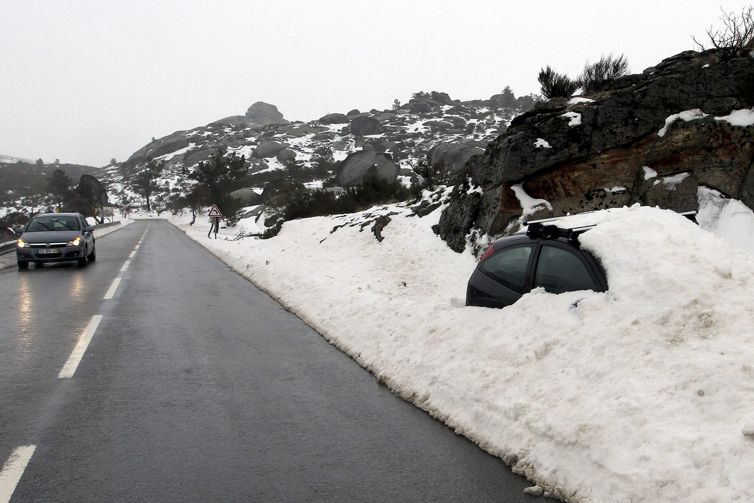 Estradas encerradas na Serra da Estrela devido à queda de neve