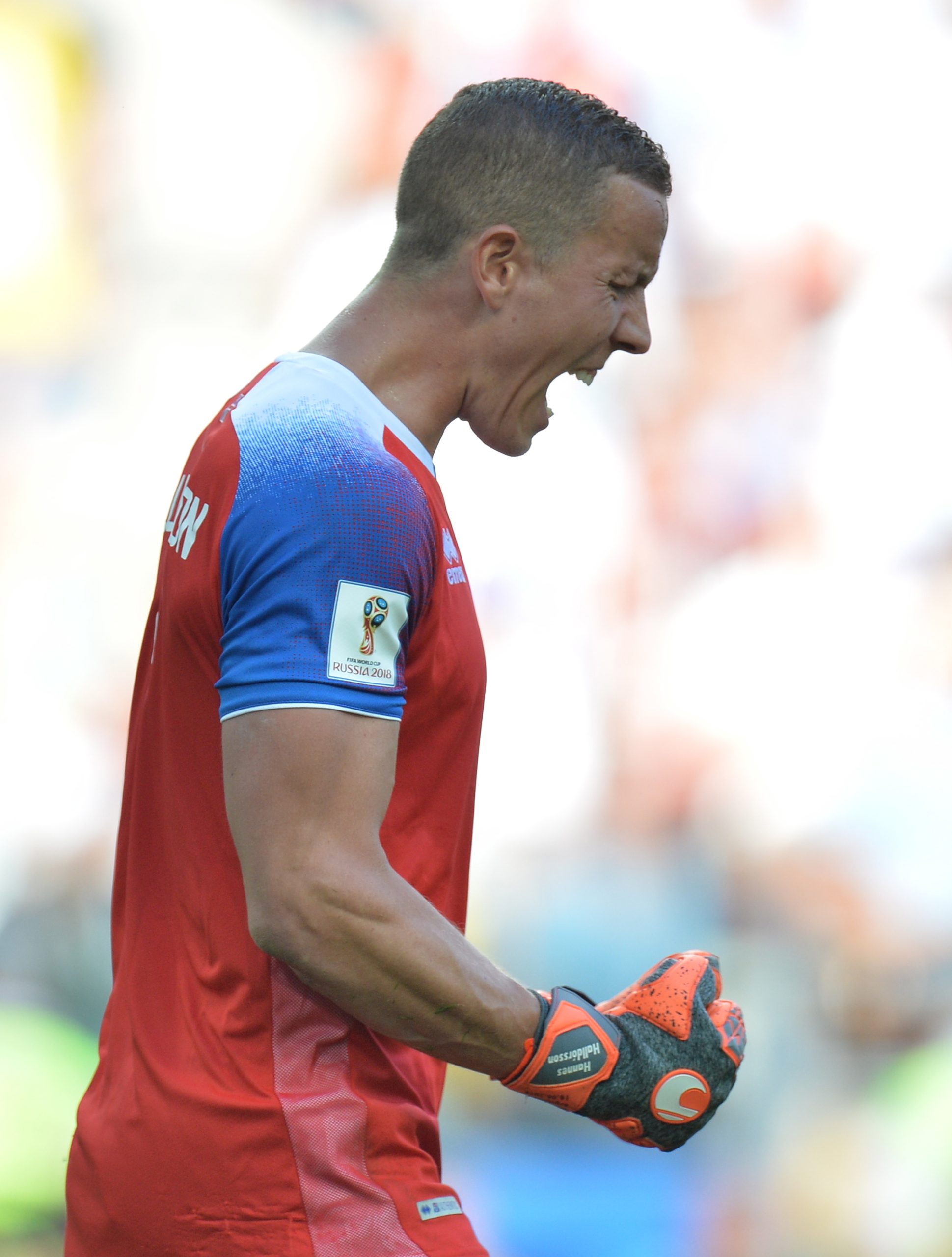 Hannes Halldórsson. Aos 20 anos disseram-lhe que não tinha lugar no futebol. Ontem foi o herói da Islândia frente a Messi