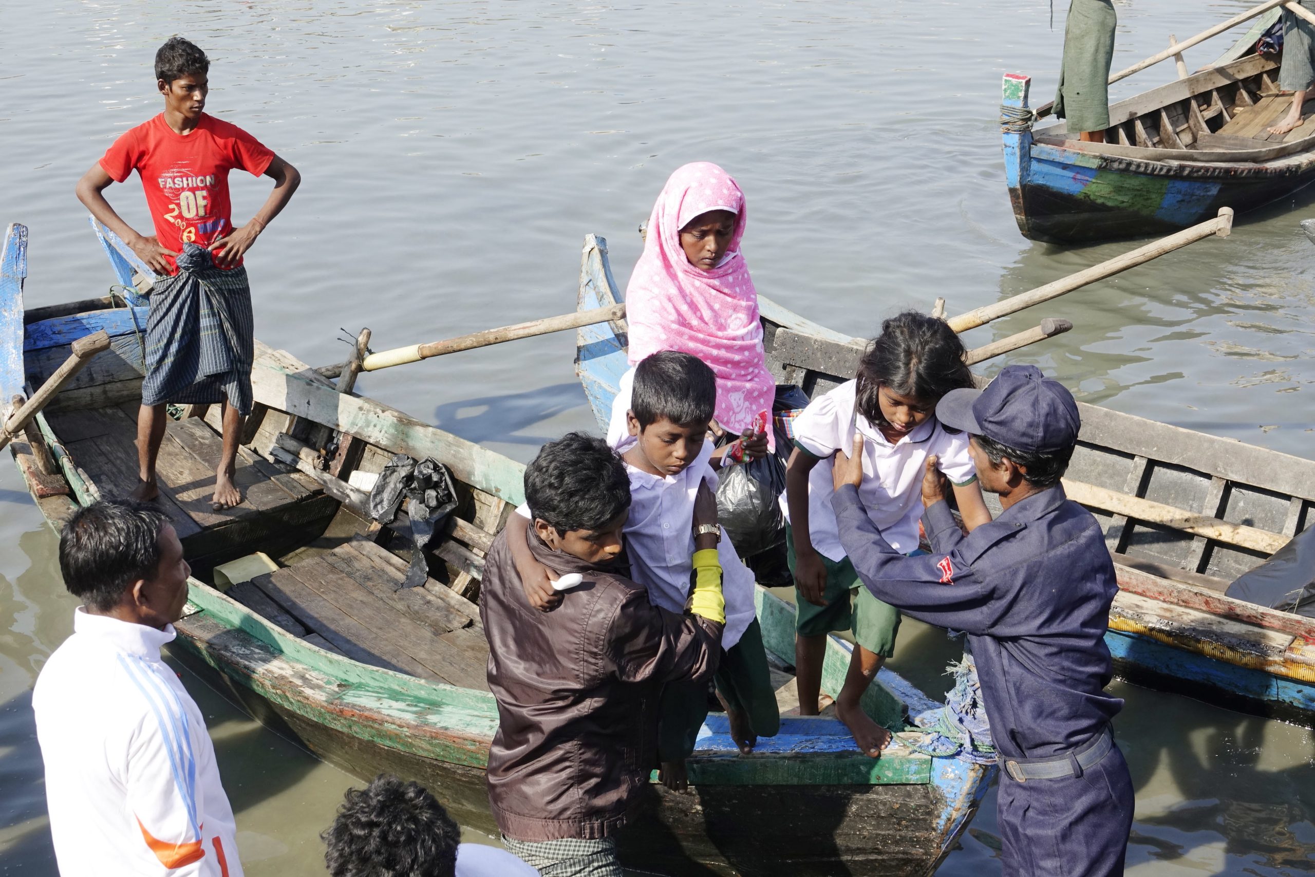 Amnistia pede a governos asiáticos que recebam barcos à deriva com rohingya