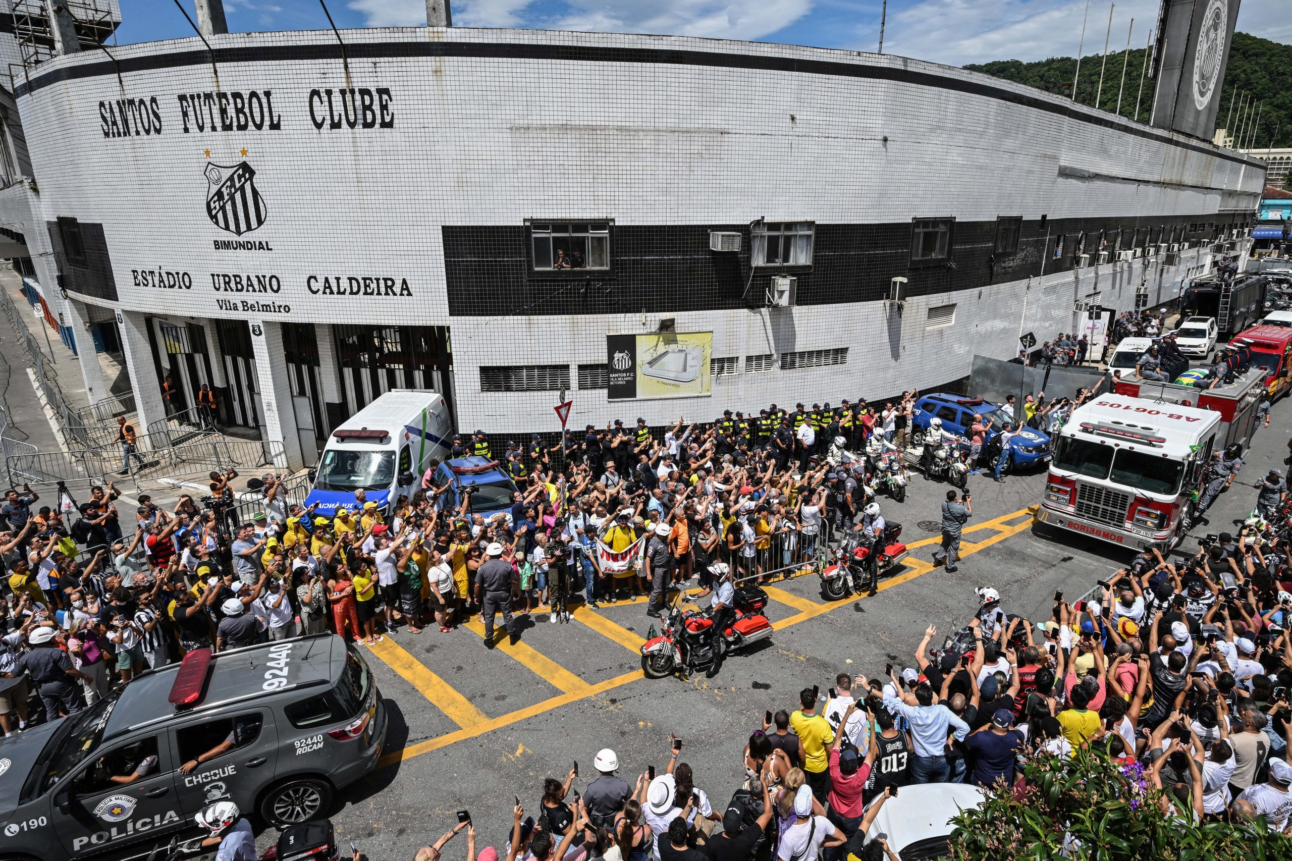 Pelé: Corpo do ‘rei’ do futebol deixou Vila Belmiro e percorre as ruas Santos