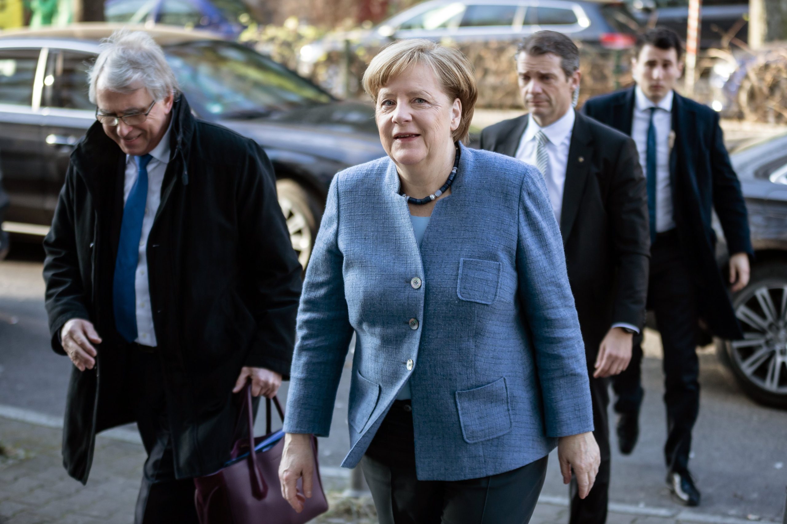 Angela Merkel disposta a “compromissos dolorosos” para fechar coligação