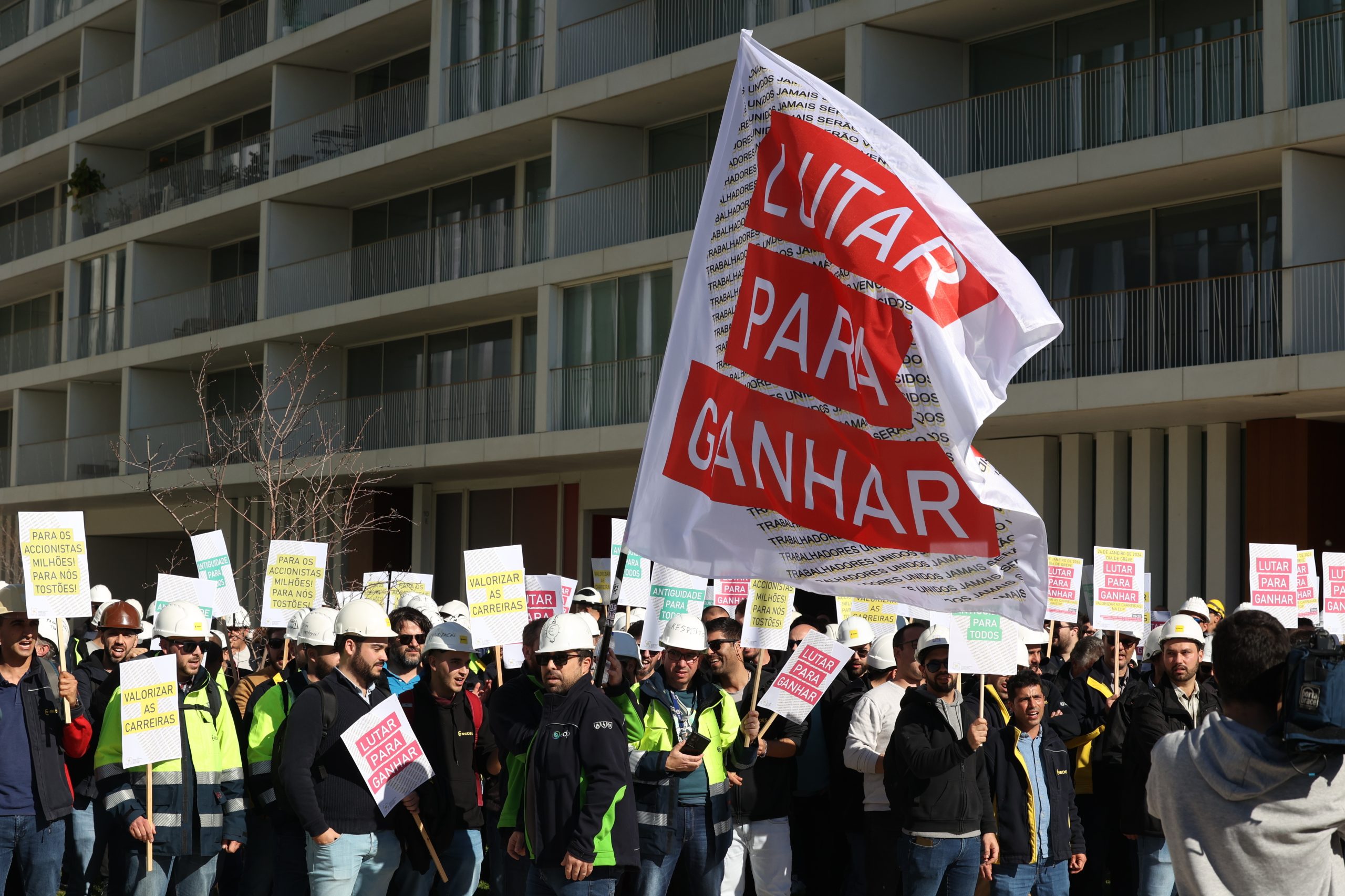Trabalhadores da EDP marcharam em protesto por melhores salários