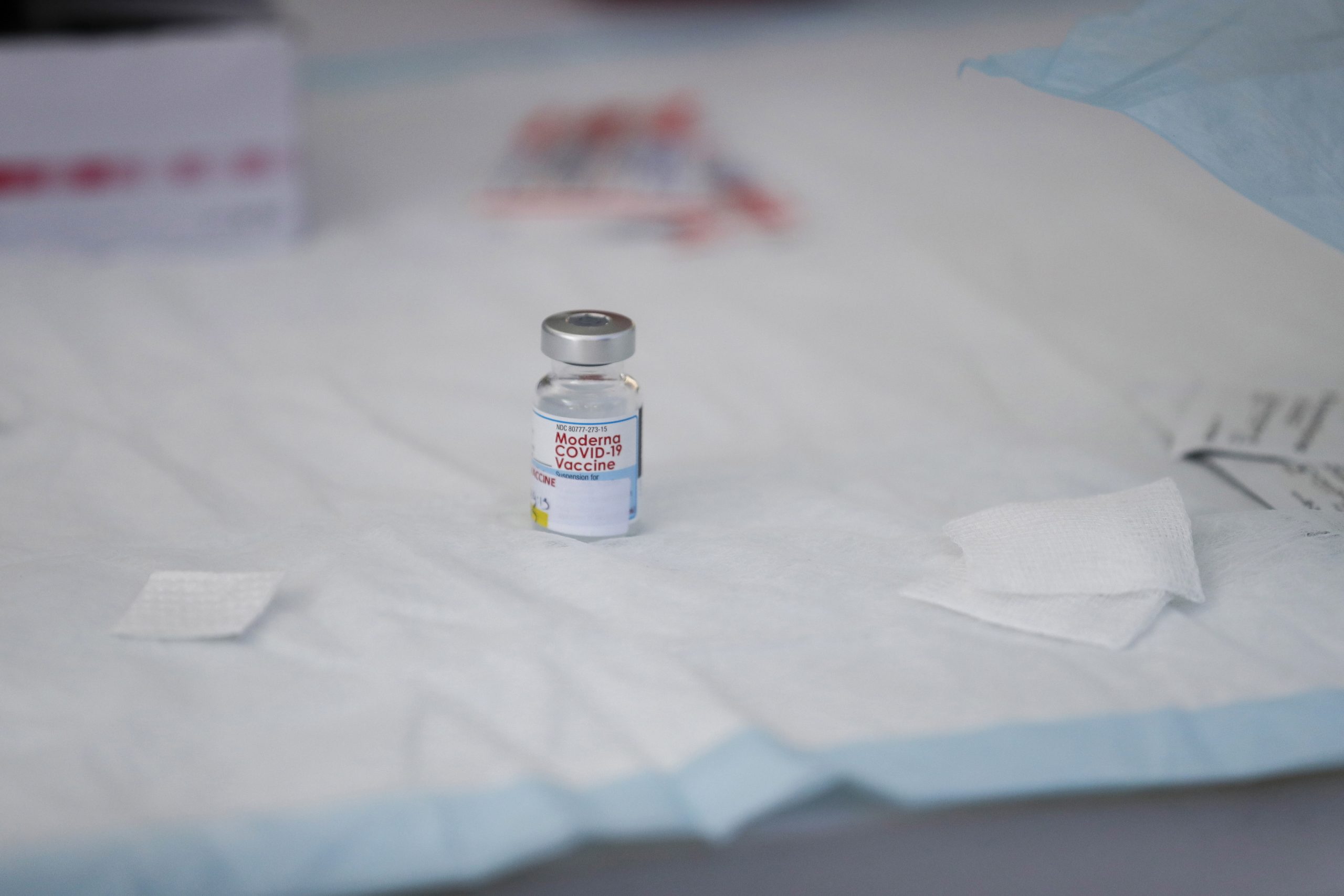 Covid-19: Moderna afirma que dose de reforço aumenta proteção contra Ómicron