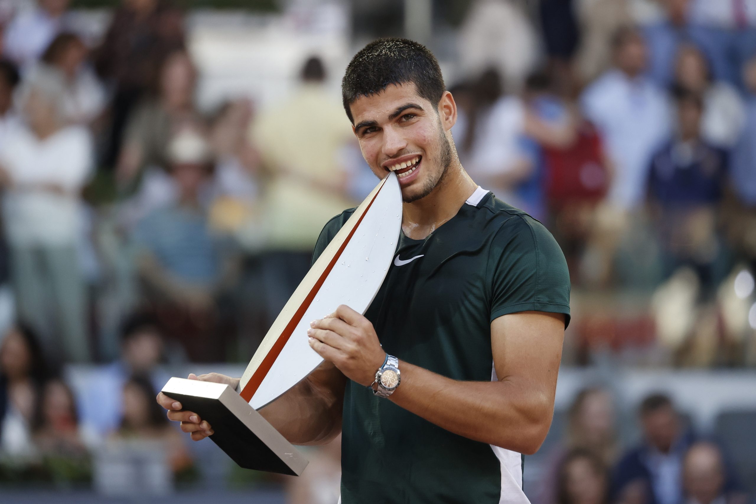 Tenista Carlos Alcaraz impõe-se a Zverev e conquista Masters 1.000 de Madrid