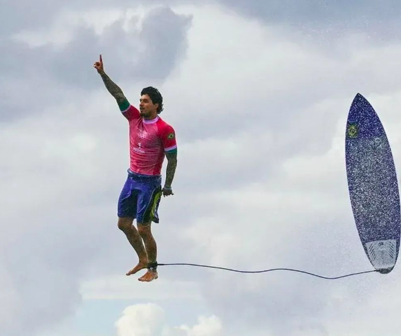 Um surfista a voar. Como um fotógrafo da AFP conseguiu a foto perfeita de Gabriel Medina