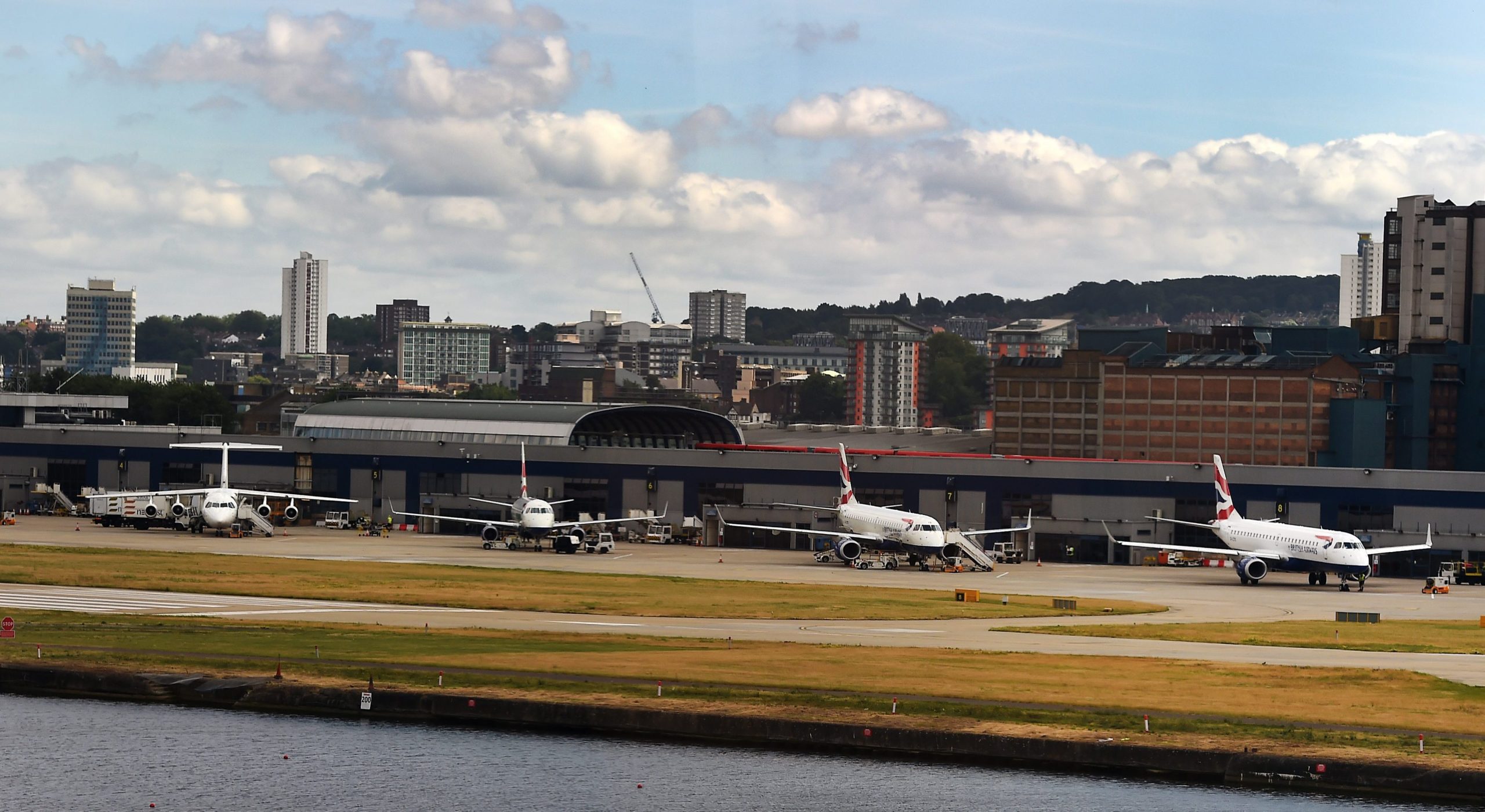 Aeroporto londrino London City evacuado devido a alarme de incêndio