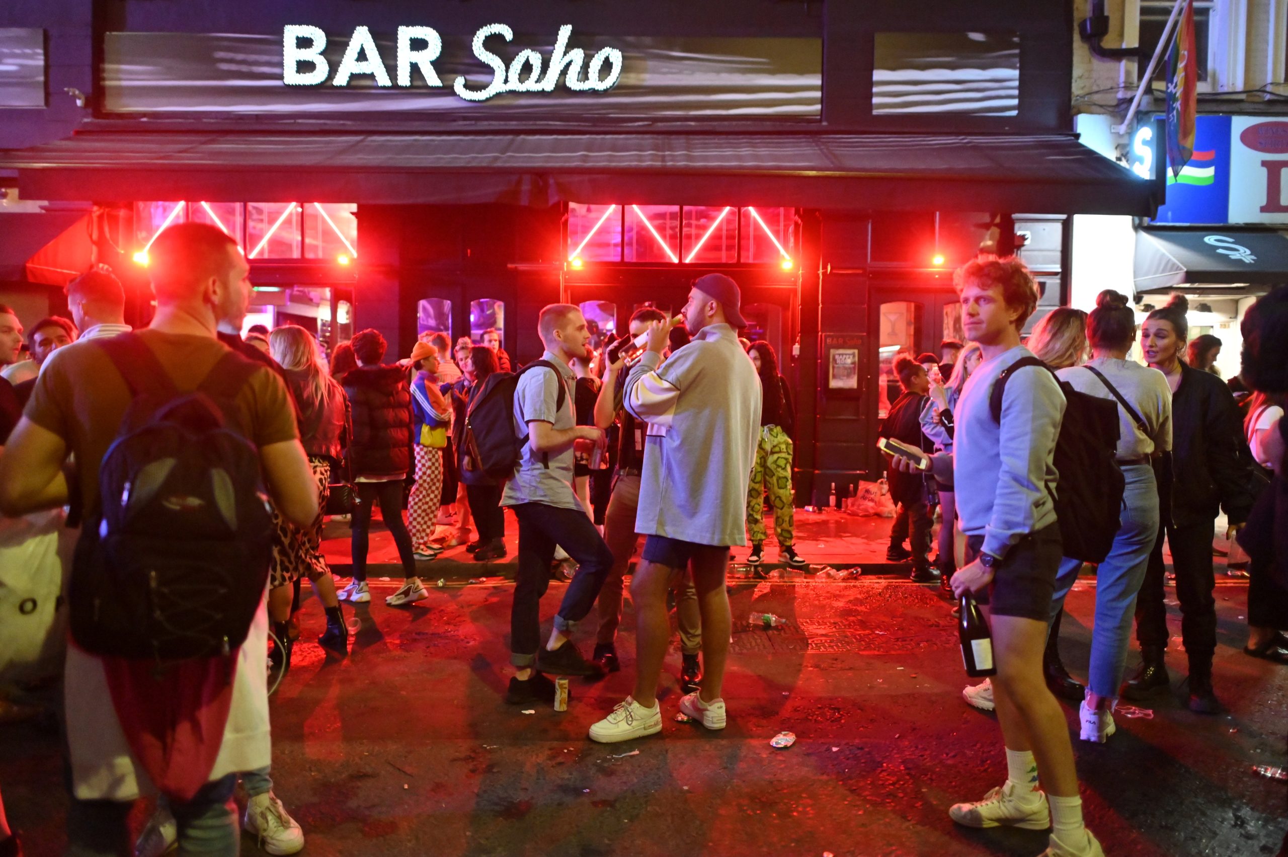 Covid-19: Bares e restaurantes em Inglaterra vão fechar às 22:00 para travar pandemia