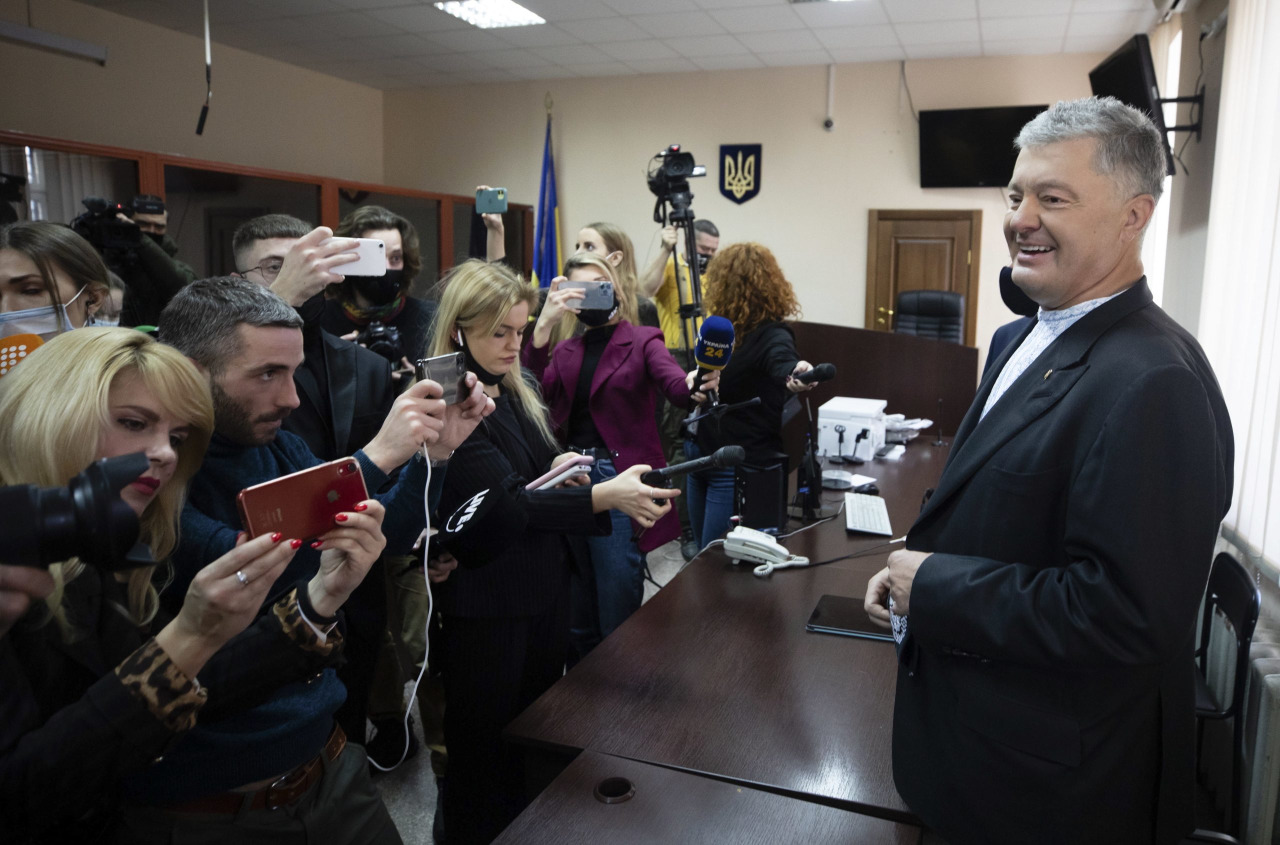 Ucrânia: Ex-presidente Poroshenko fica em liberdade apesar da acusação de “alta traição”