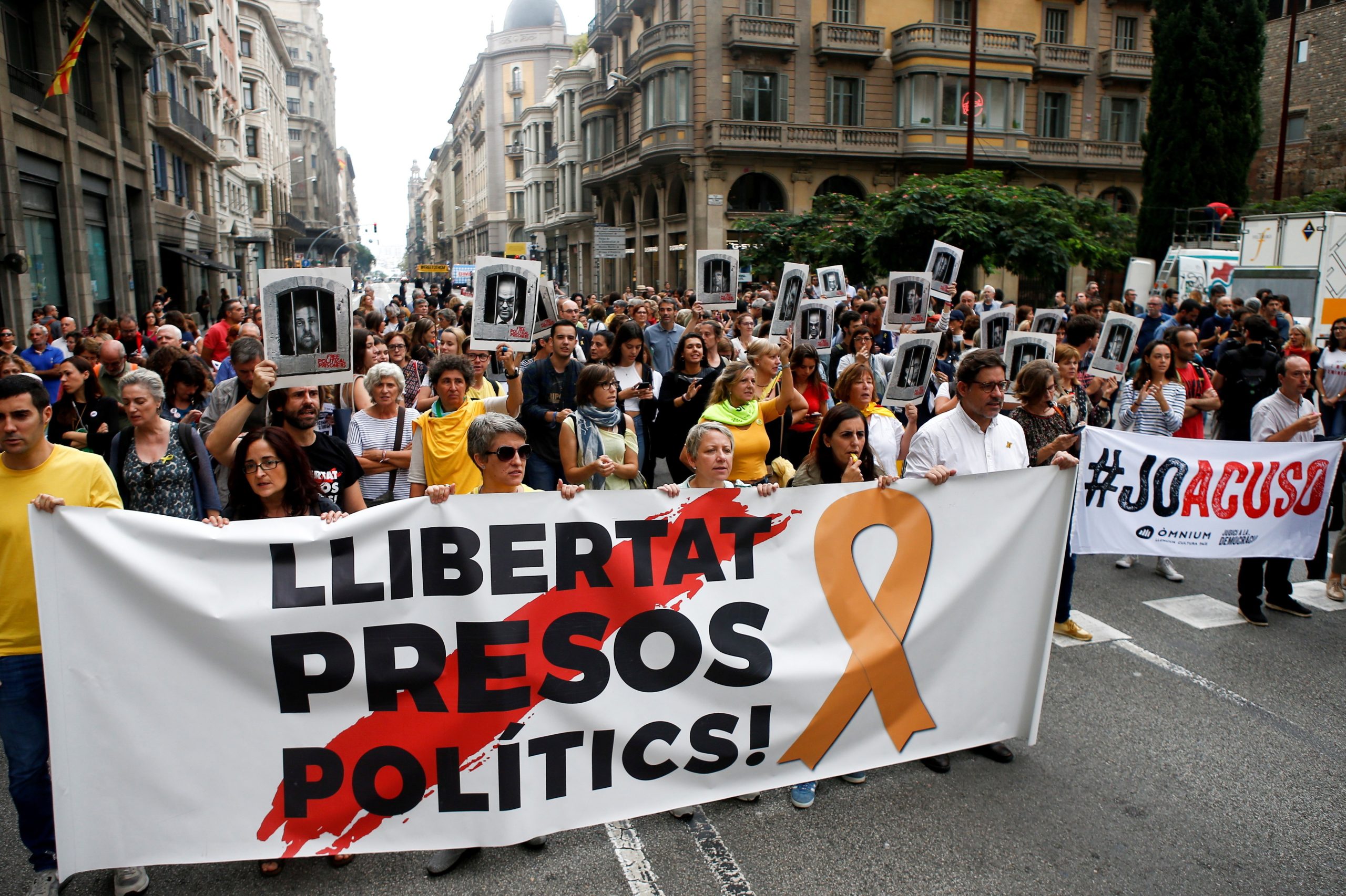 Centenas cortam avenidas e linhas férreas na Catalunha em protesto contra sentenças