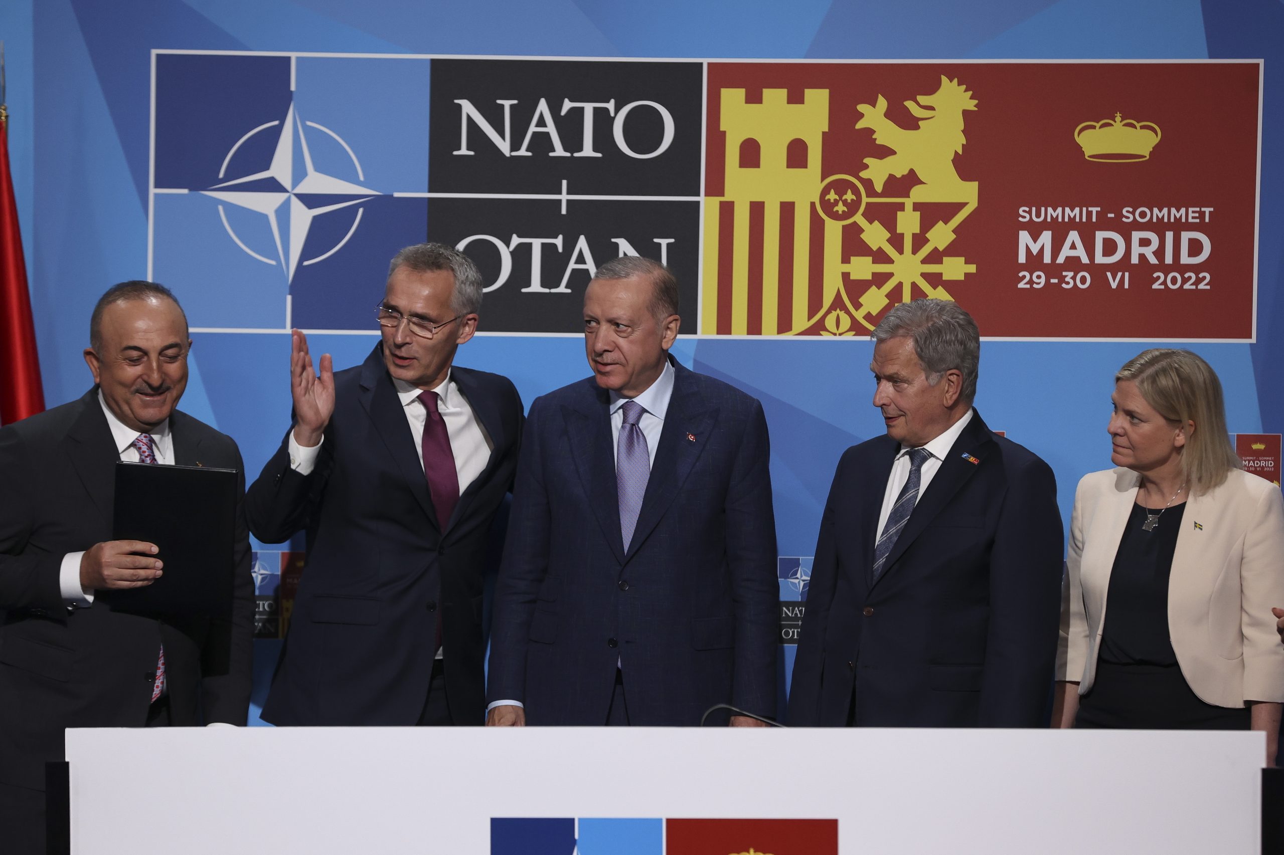 NATO inicia processo formal de adesão da Finlândia e Suécia