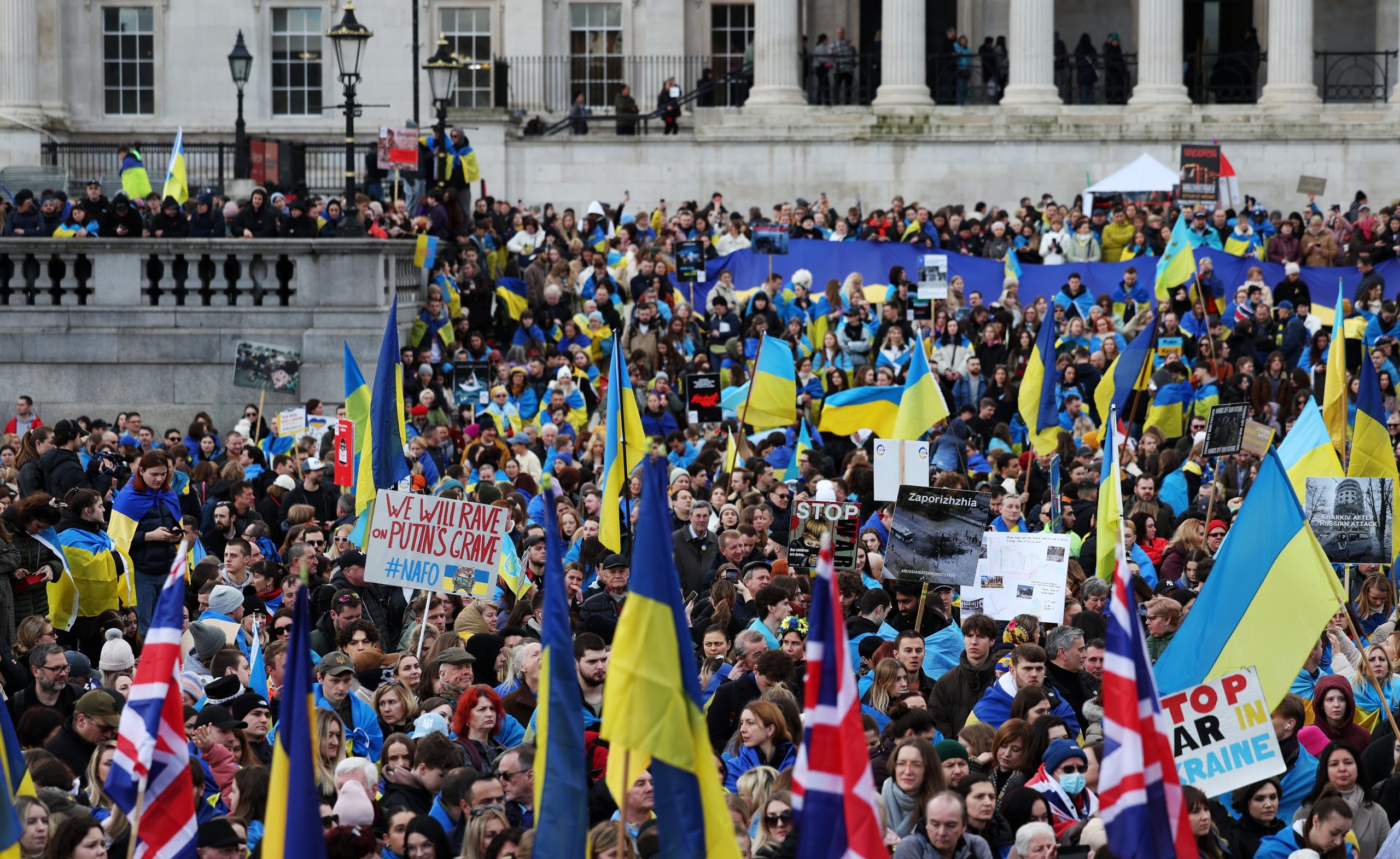 Milhares de pessoas manifestaram-se em Londres para expressar solidariedade com a Ucrânia