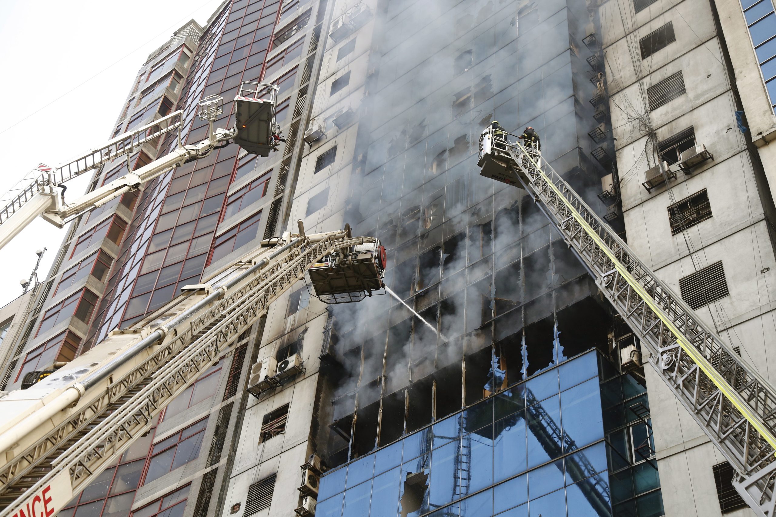 Pelo menos 19 mortos em incêndio em edifício comercial no Bangladesh