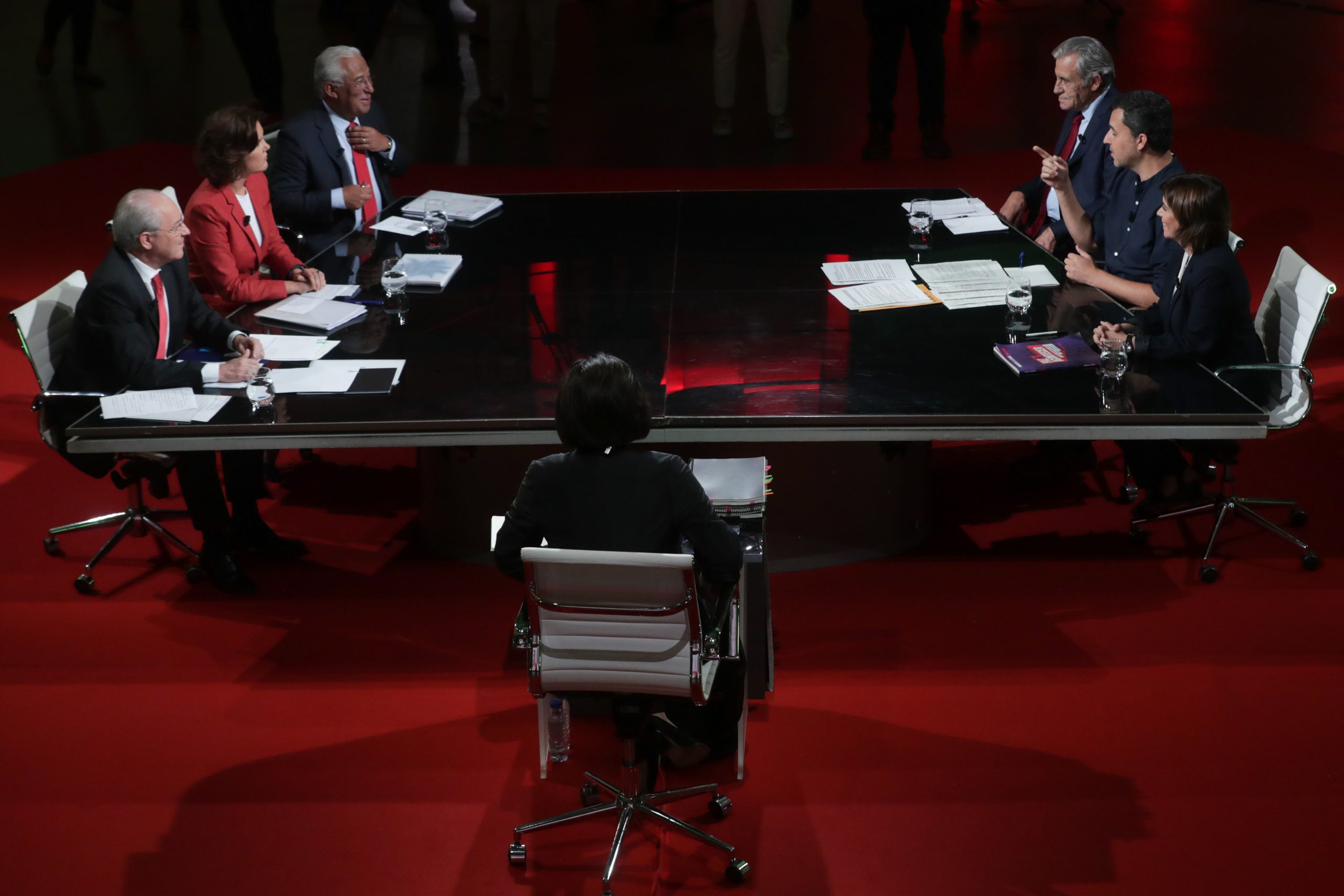 Geringonça em modo terapia, direita num ataque a dois tempos e um candidato pouco ambientado. Foi assim o debate a seis para as legislativas