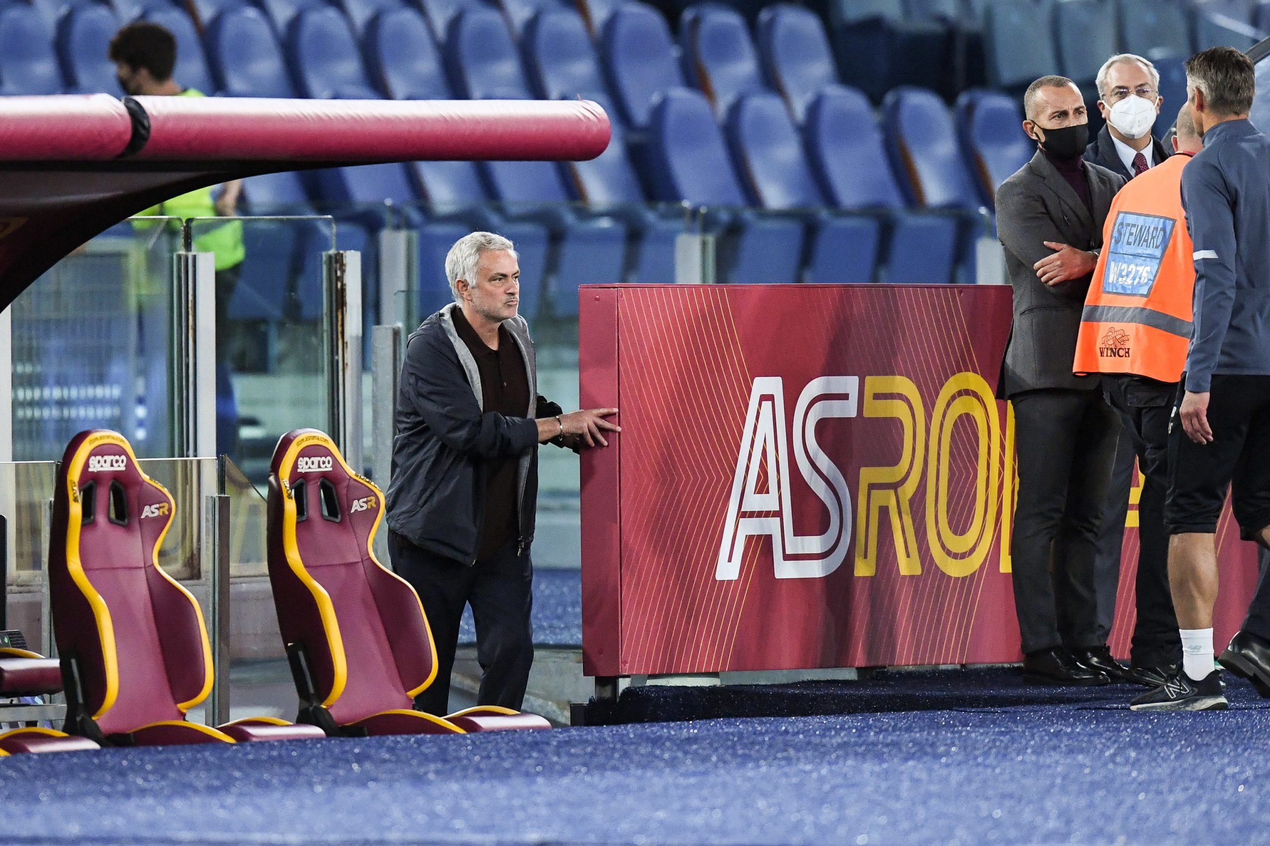 Roma põe fim a percurso 100% vitorioso do Nápoles (e Mourinho é expulso)