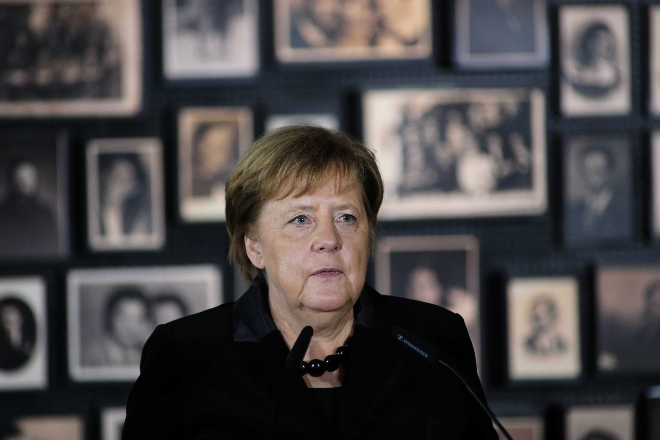 Desde 1995 que um chefe de governo não ia a Auschwitz. E Merkel confessou sentir-se “profundamente envergonhada pelos crimes atrozes” ali cometidos