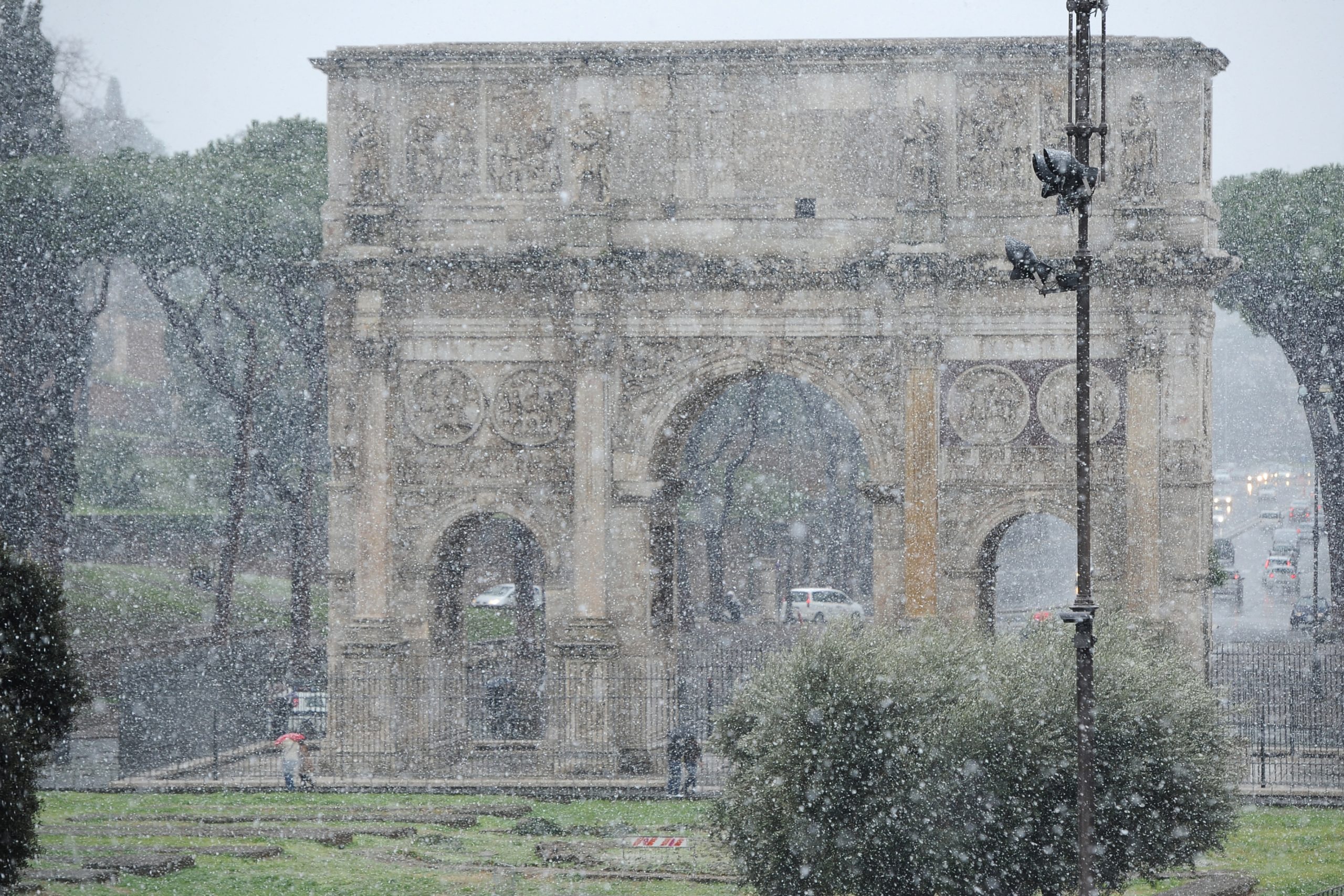 Choveu tanto em Roma num dia como num mês de outono. Arco de Constantino sofre danos com a tempestade
