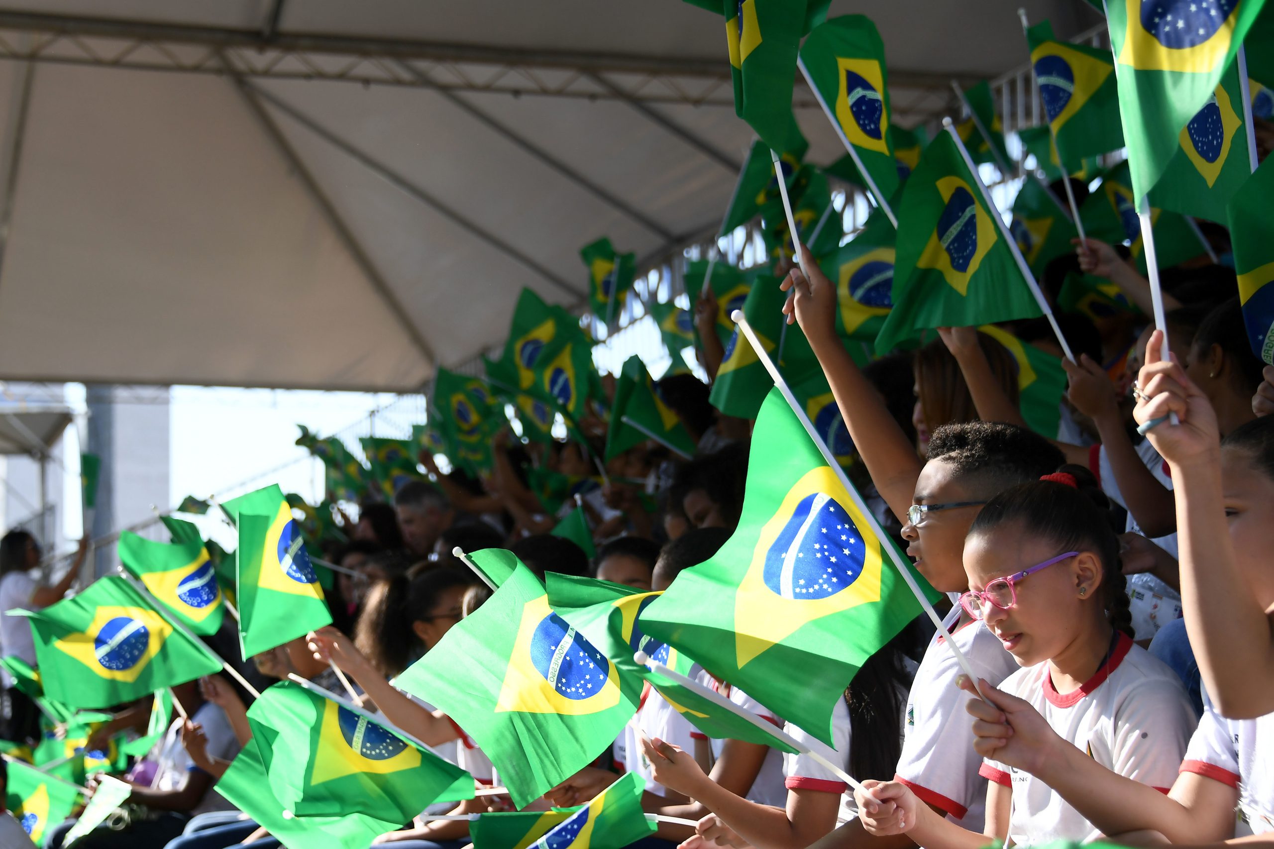 Brasil: Ministro da Educação recua e retira slogan de campanha de Bolsonaro na sua mensagem às escolas