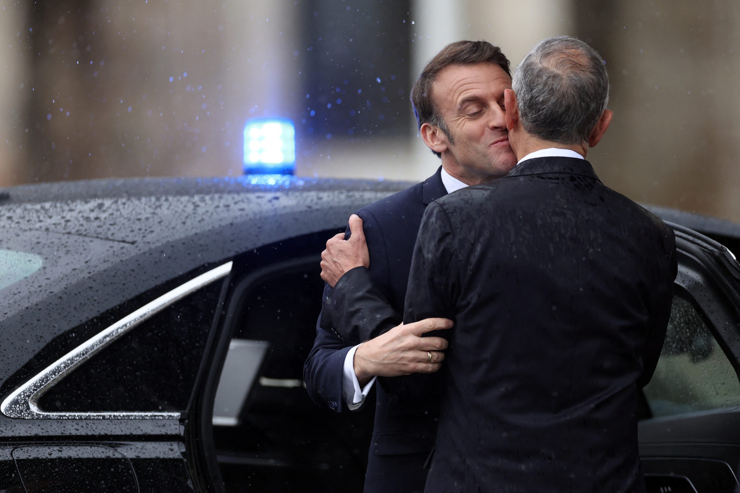 Chuva civil não molha presidentes: Macron recebido com honras militares na Praça do Império