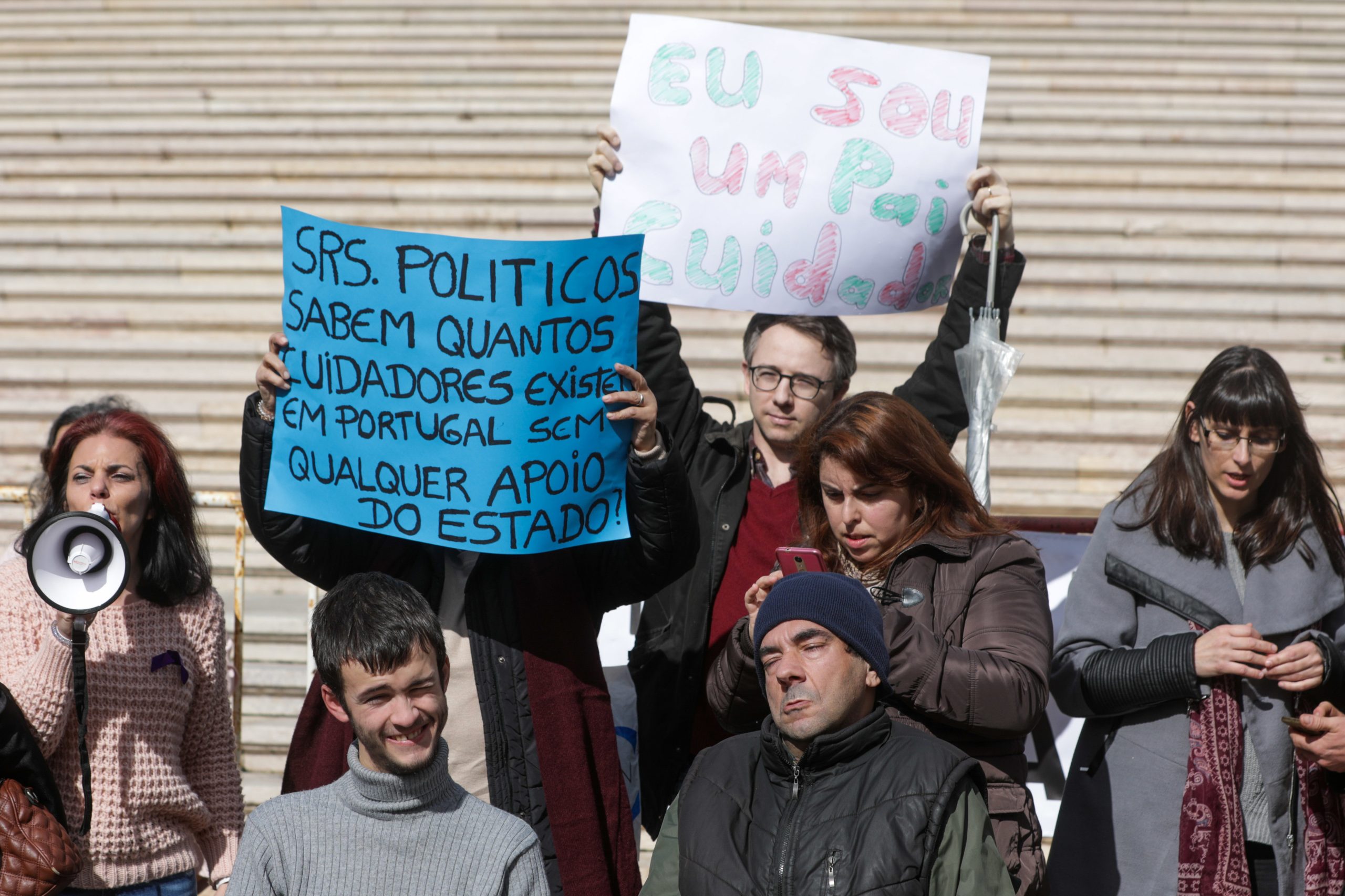 Associação lamenta ausência de estatuto do cuidador informal na lei bases da saúde