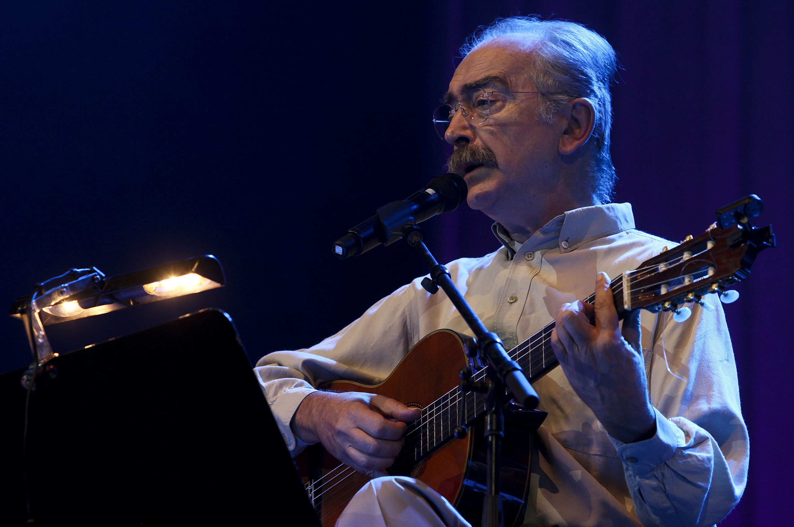 José Mário Branco. Veio do Porto e, para o PCP, “continuará sempre mais vivo do que morto”