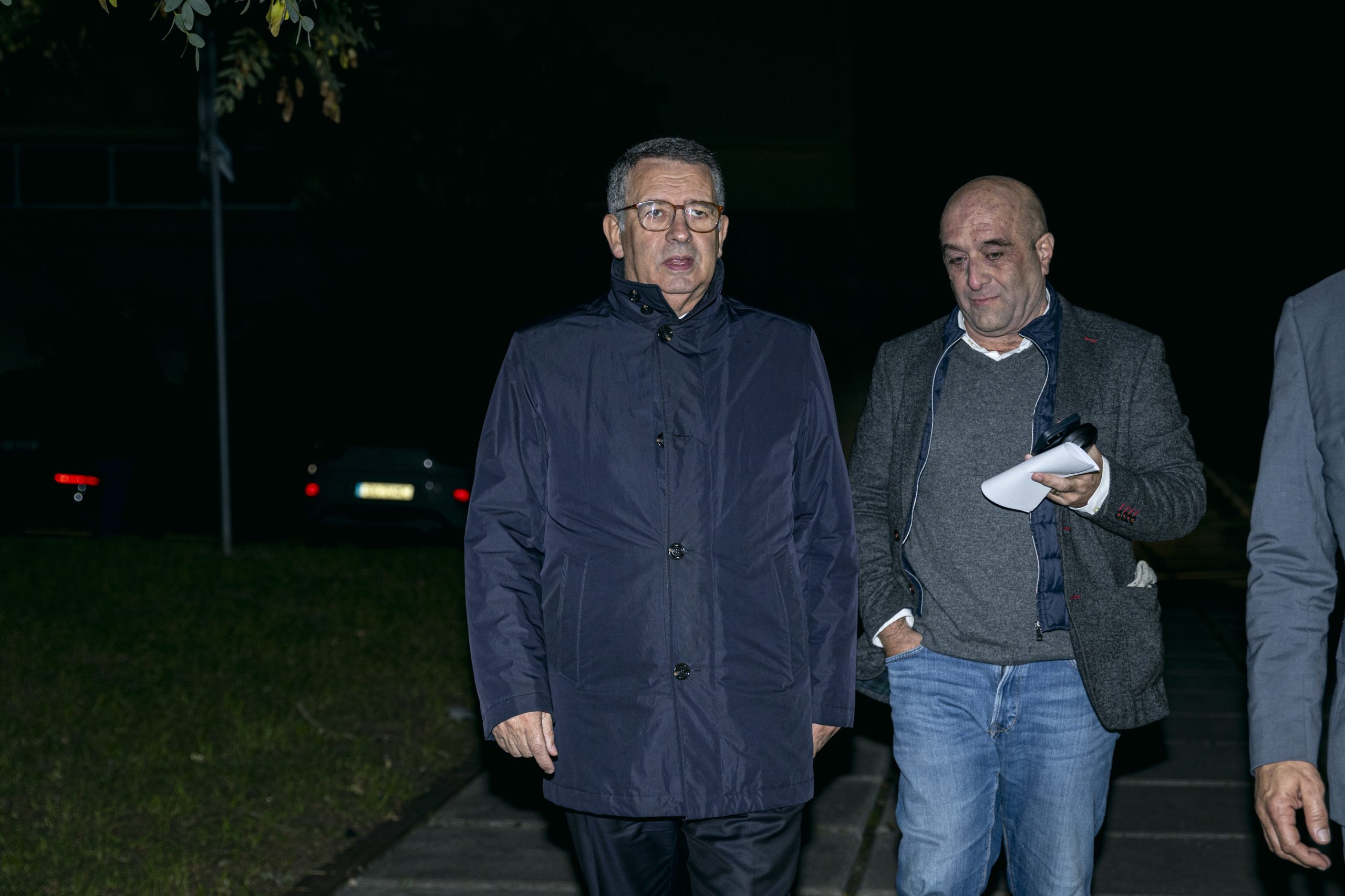 António José Seguro doa 1500 metros de material para cobrir casas afetadas