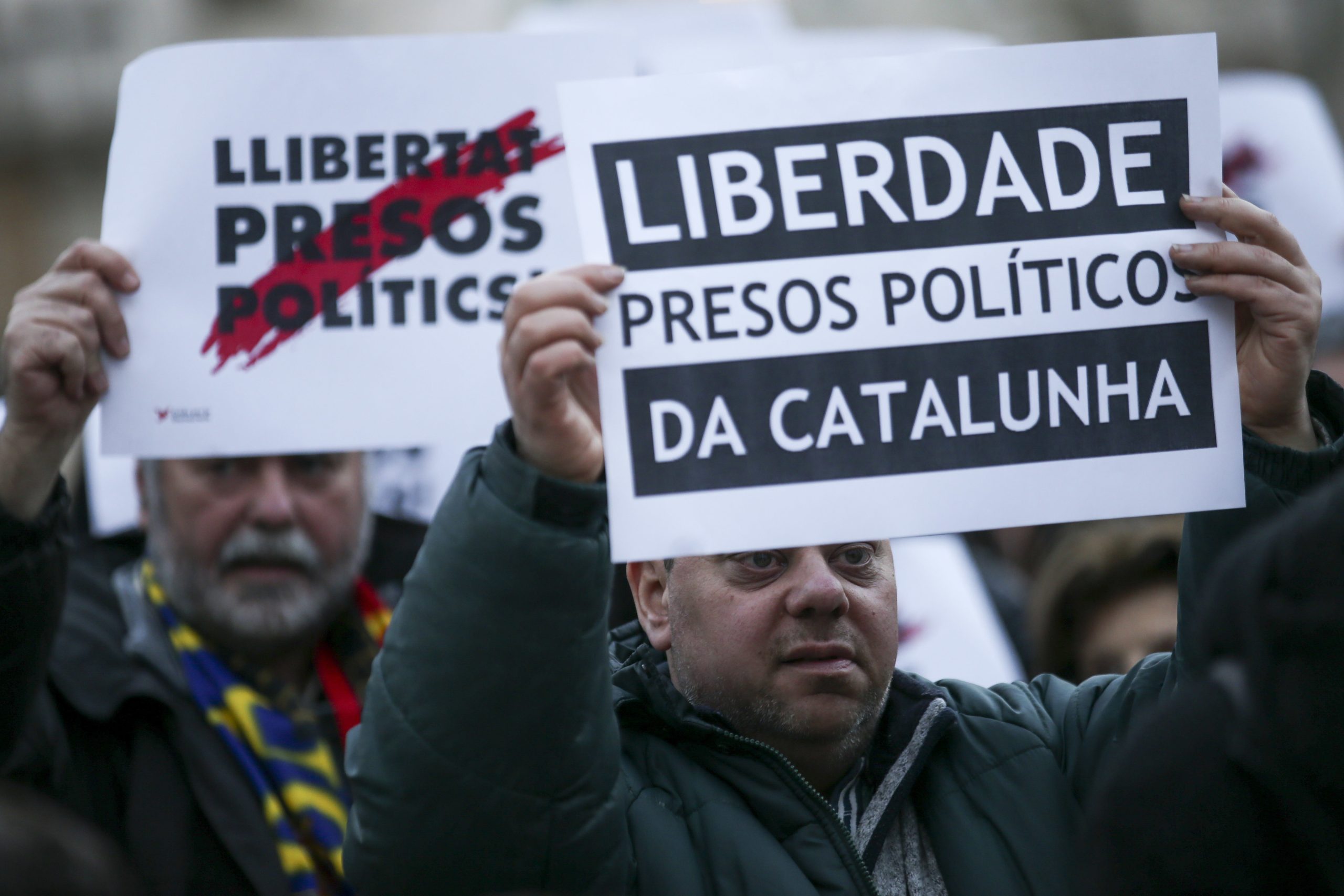 Catalunha: Dezenas concentram-se em Lisboa a exigir a “libertação dos presos políticos”