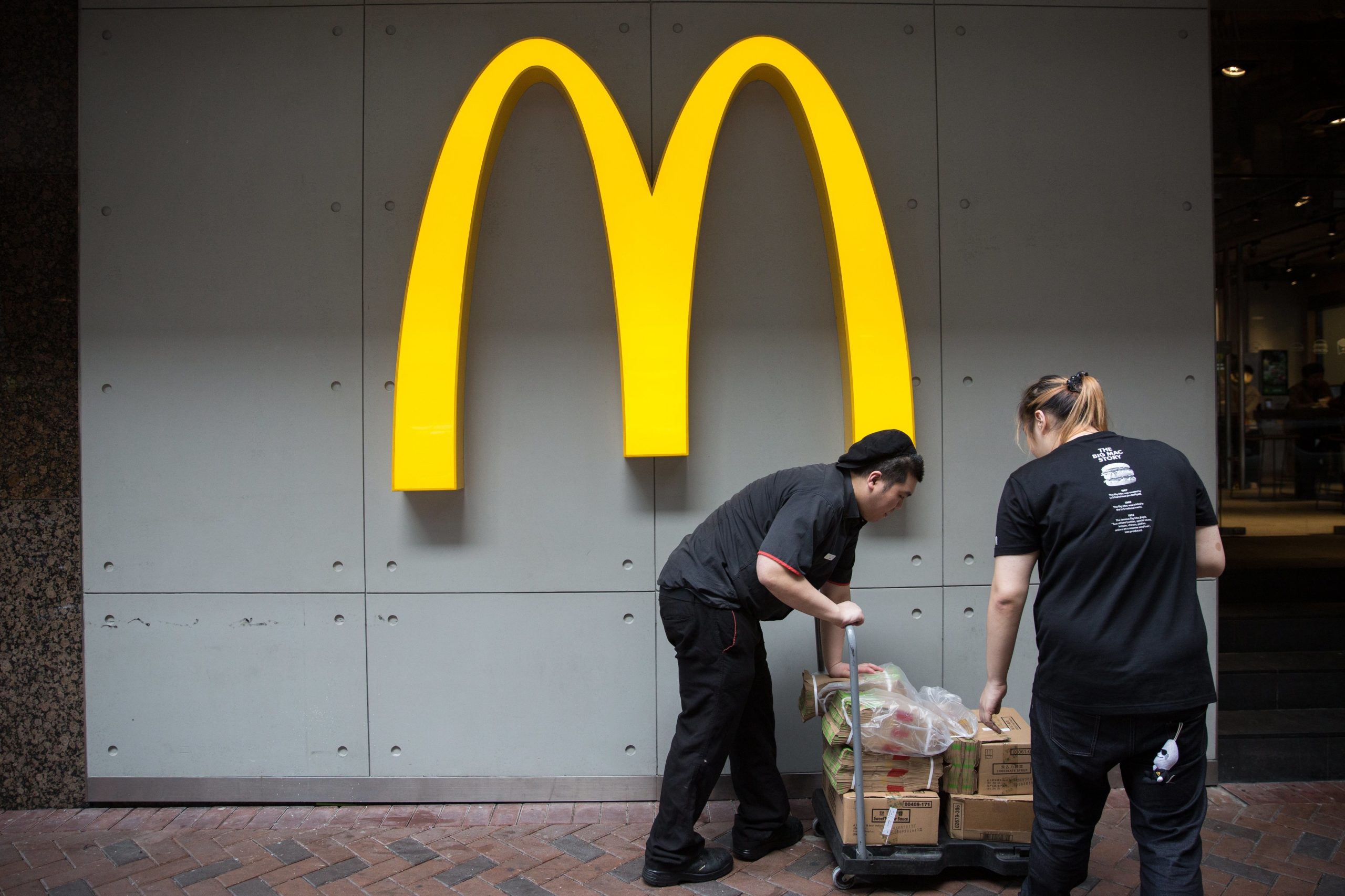 Problemas de abastecimento deixam McDonald’s com falta de bebidas no Reino Unido
