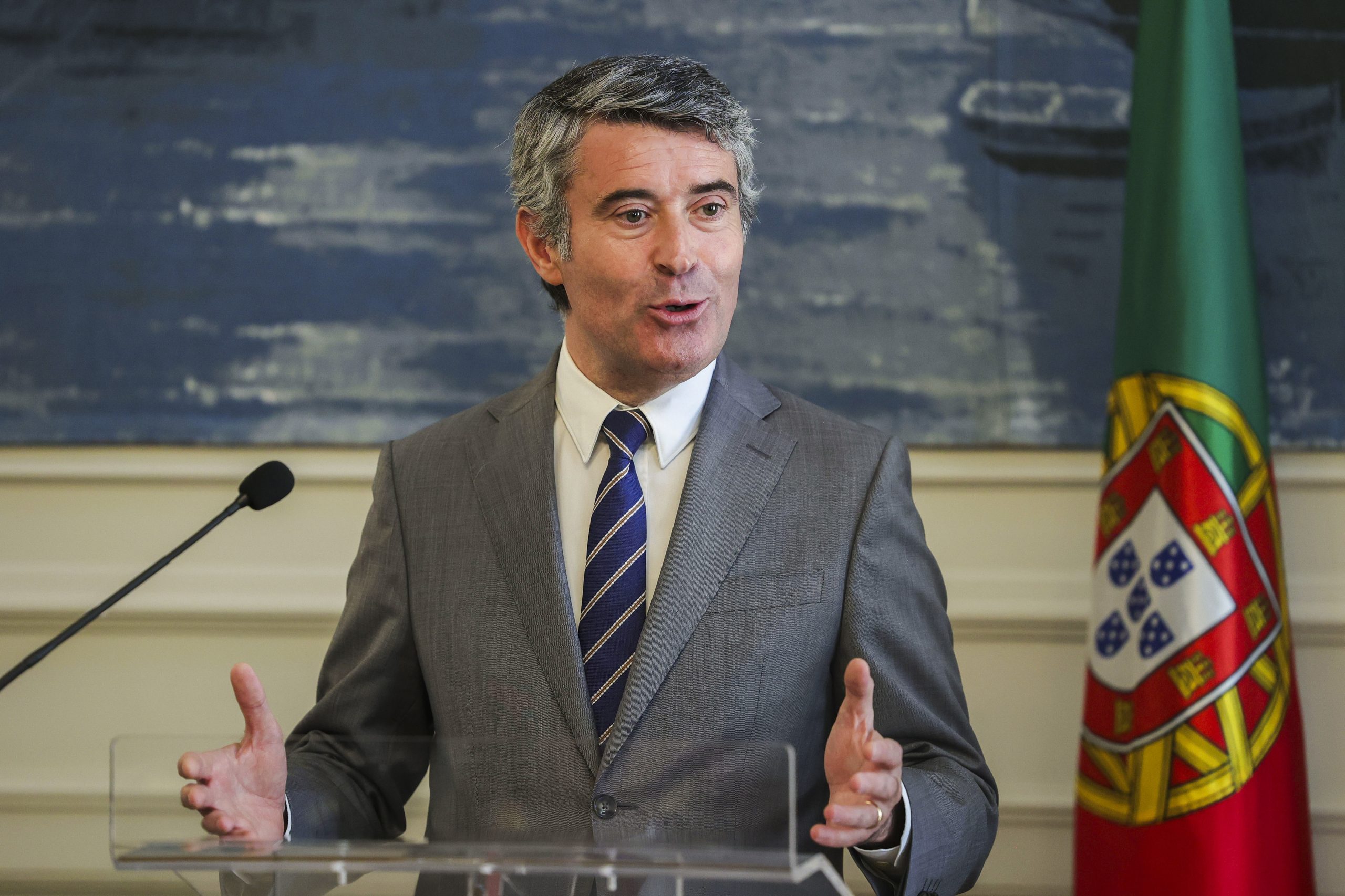 José Luís Carneiro diz estar disponível para dialogar com sindicatos da PSP