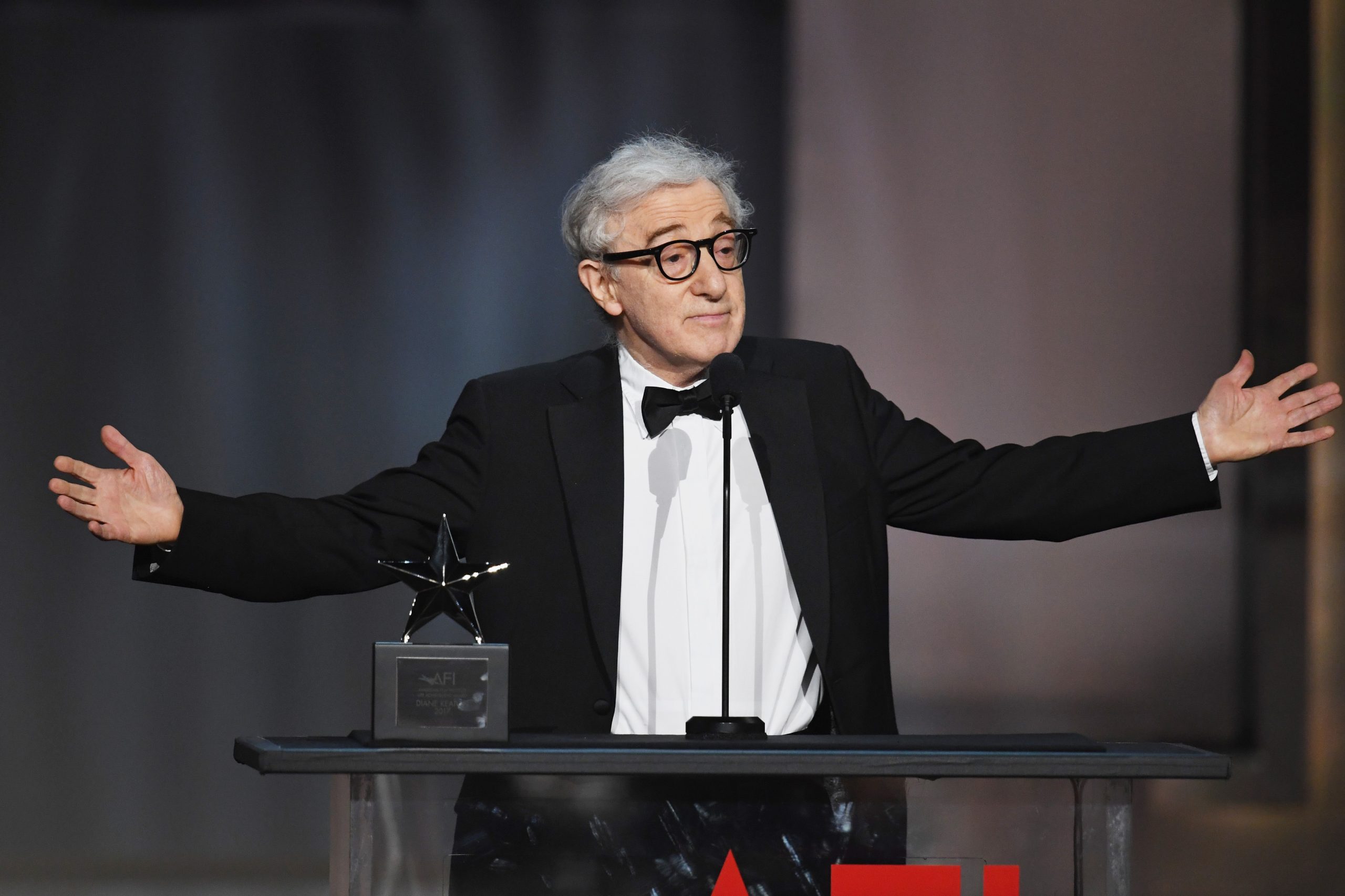 Editora recua e cancela publicação de memórias de Woody Allen após protestos