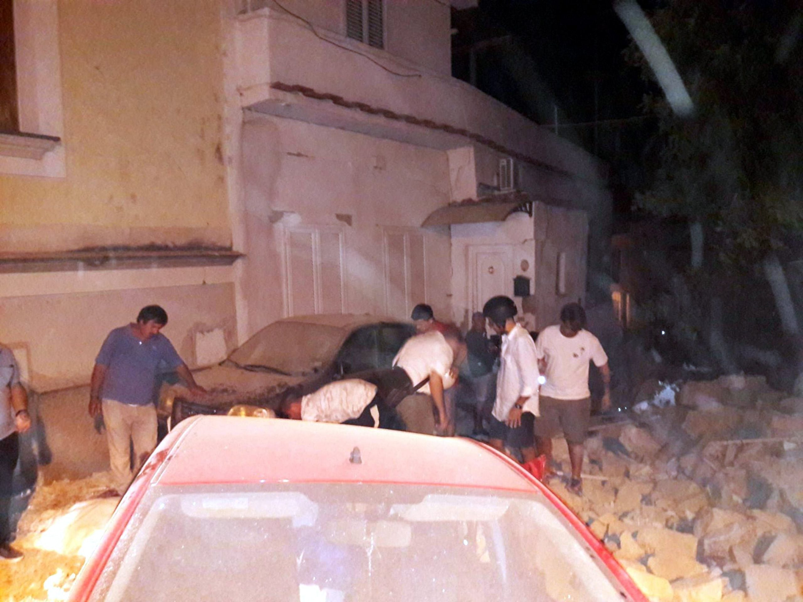 Resgatadas com vida crianças que estavam sob escombros resultantes do sismo em Itália