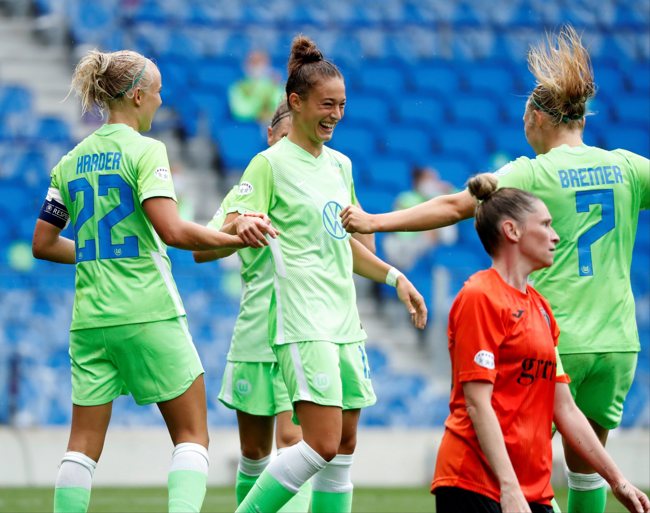 Wolfsburgo, com goleada, e FC Barcelona nas meias-finais da ‘Champions’ feminina